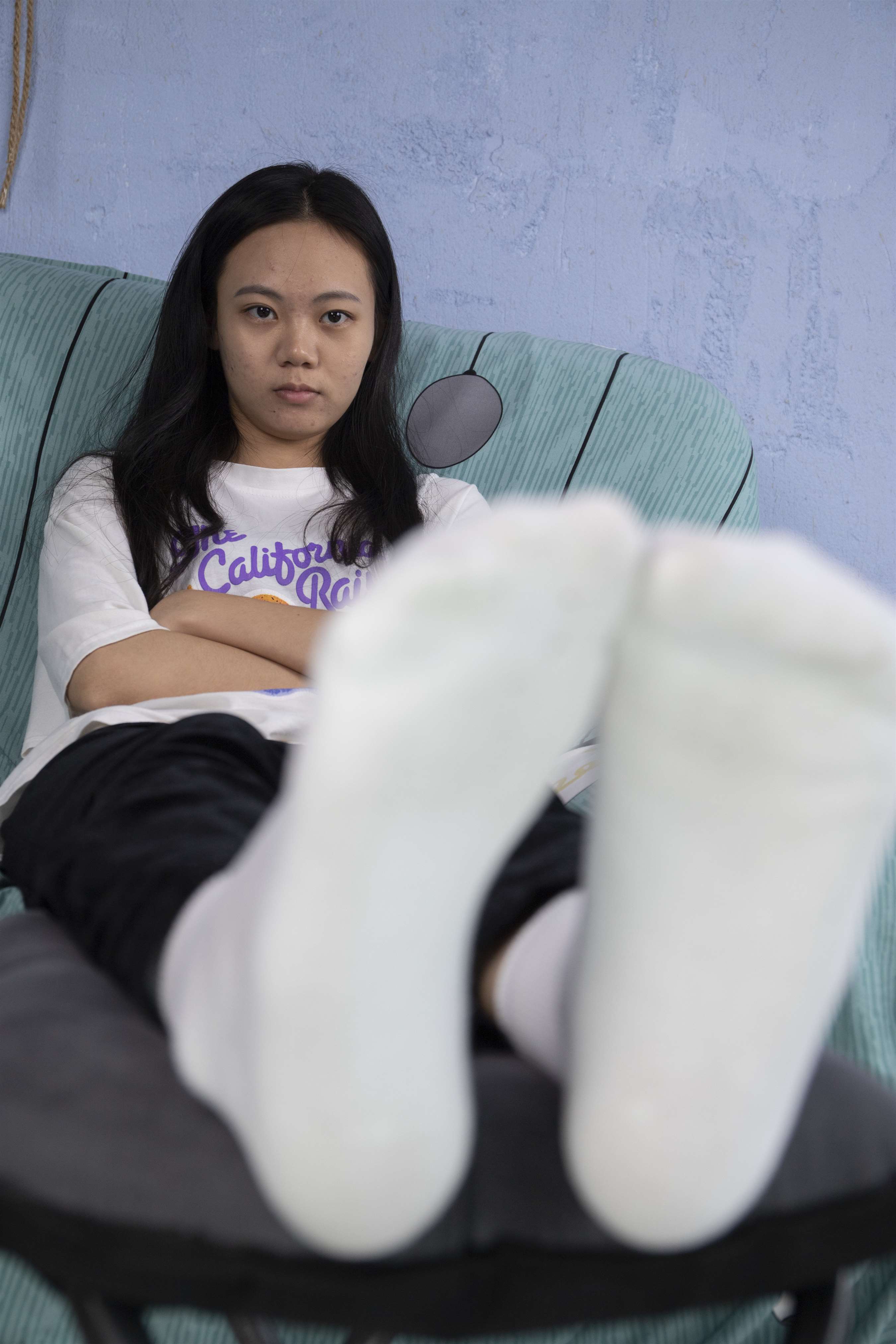 《小怡夹着几天没换袜子摆弄，味道真浓【套图+视频】》作品图