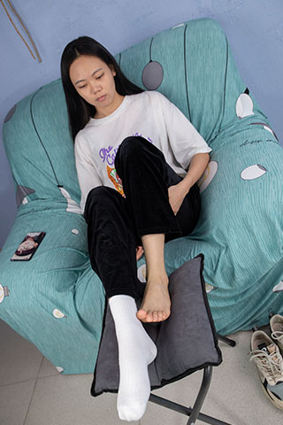 小怡摆弄几天没换的袜子