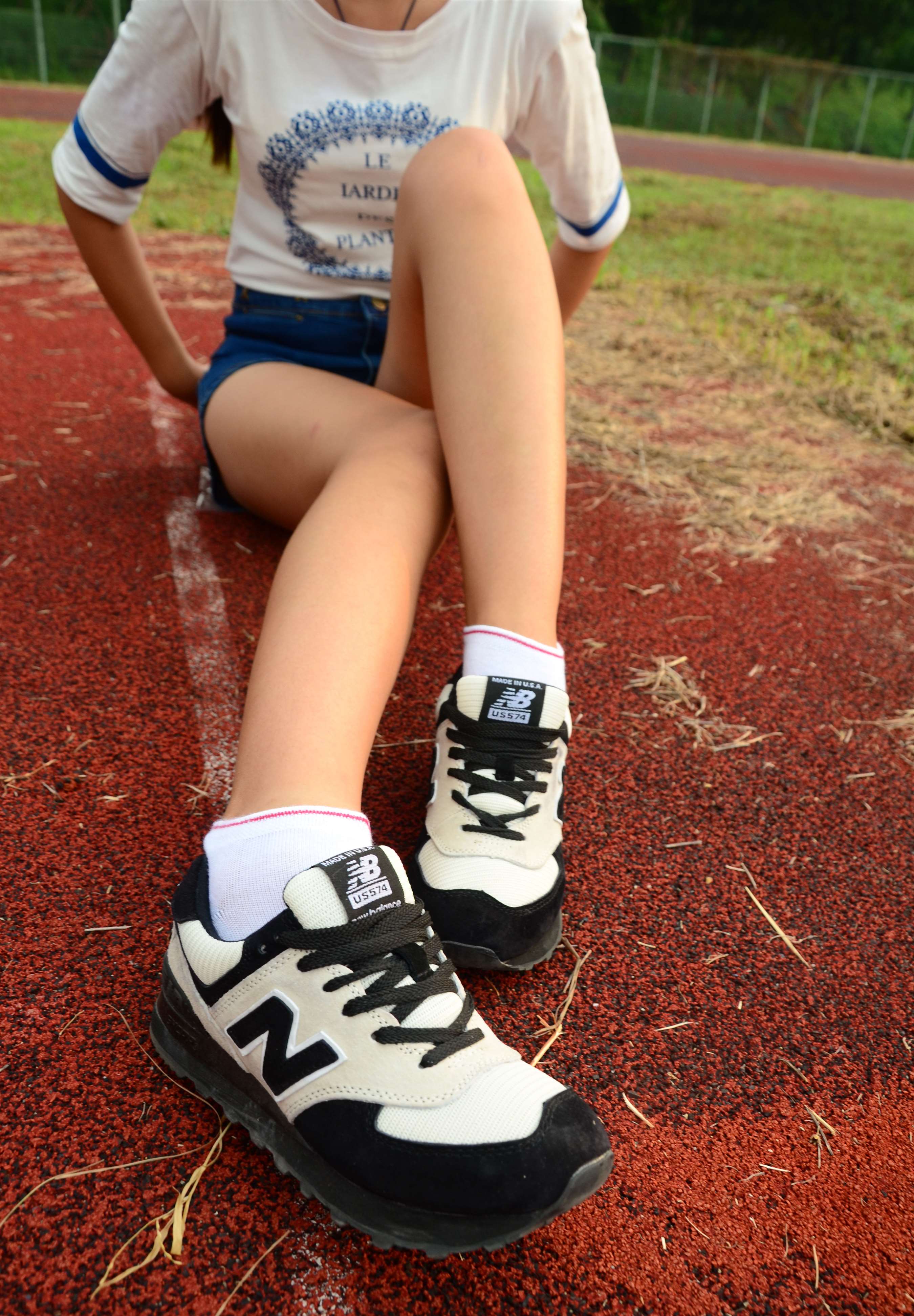 《操场上的棉袜脚》作品图