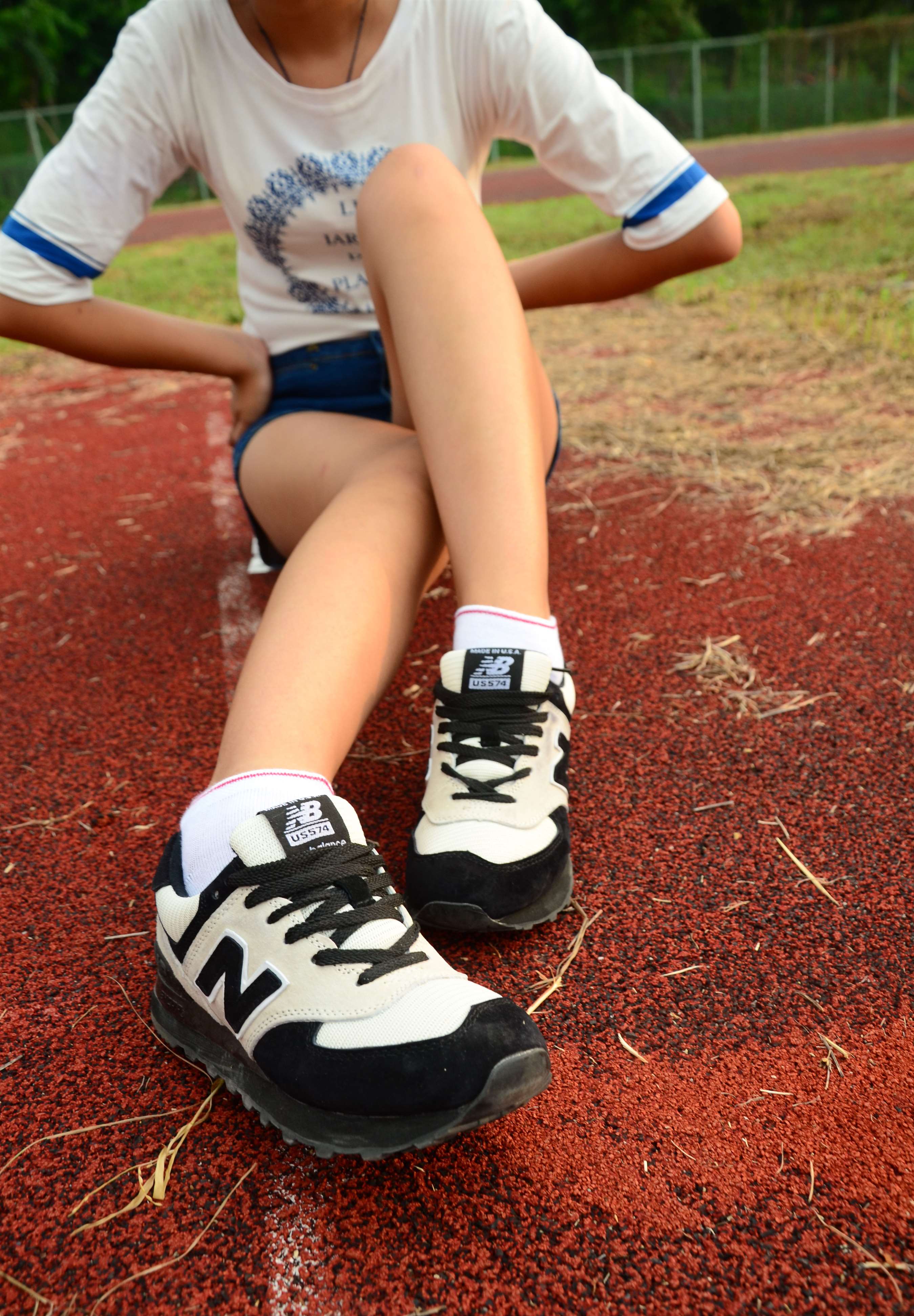 《操场上的棉袜脚》作品图