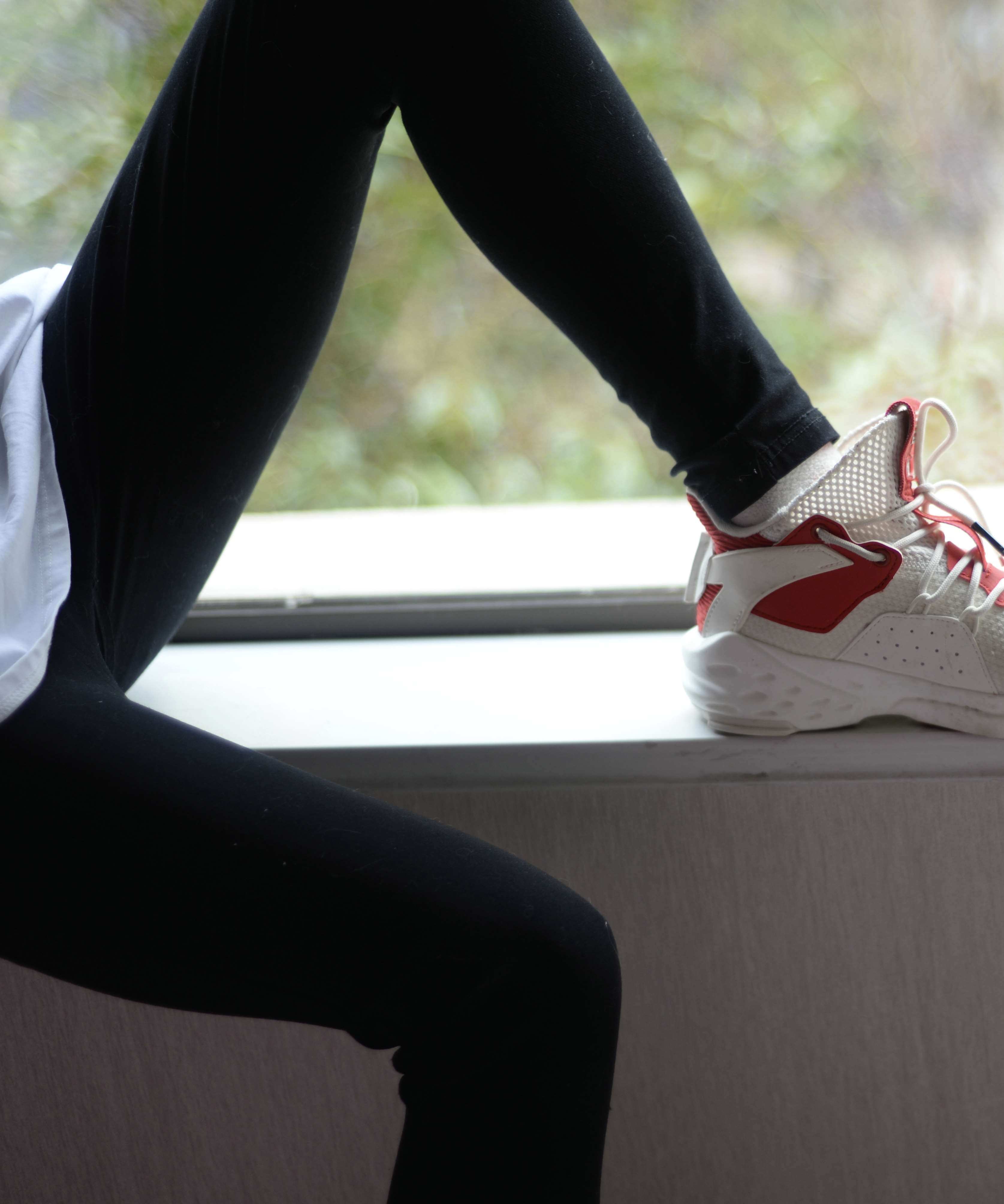 《球鞋の发黄的棉袜脚》作品图