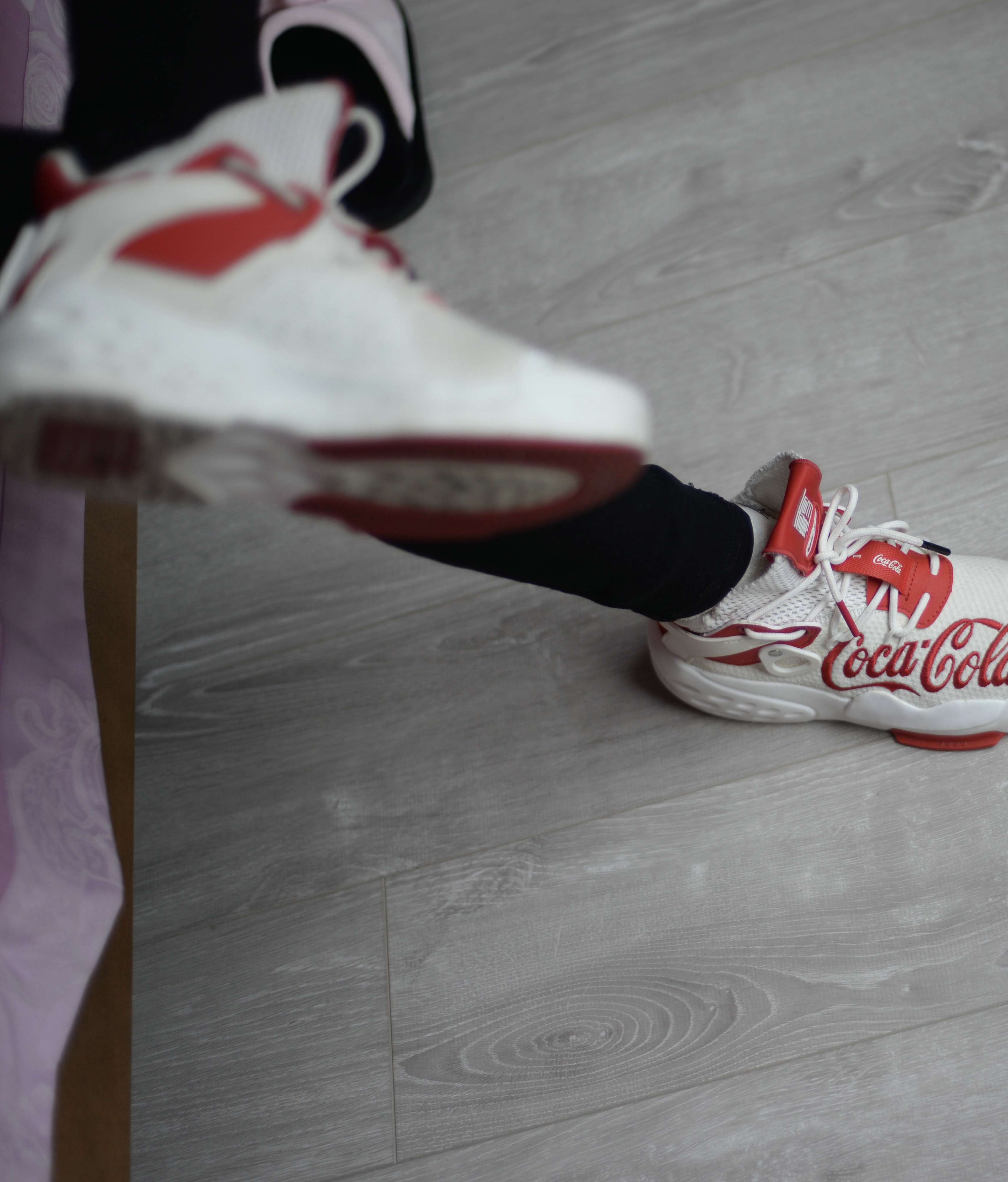 《球鞋の发黄的棉袜脚》作品图