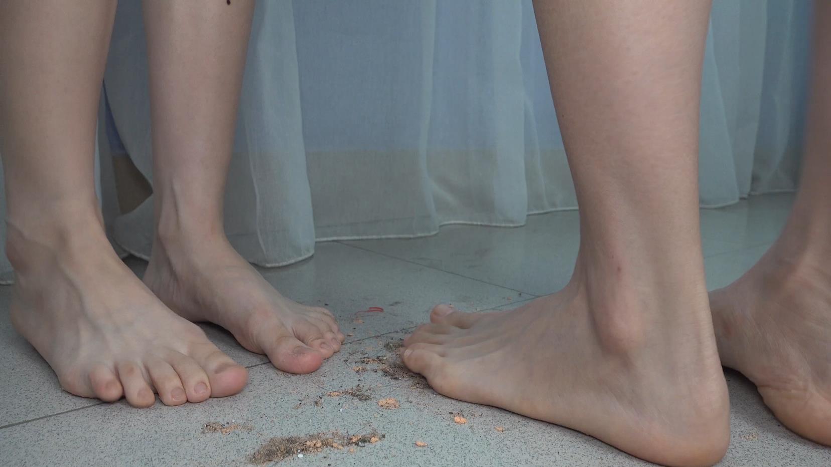 《【视频】小花潘婷脏脚丫展示，互相嬉戏吵架，四只脚不停摩擦！》作品图