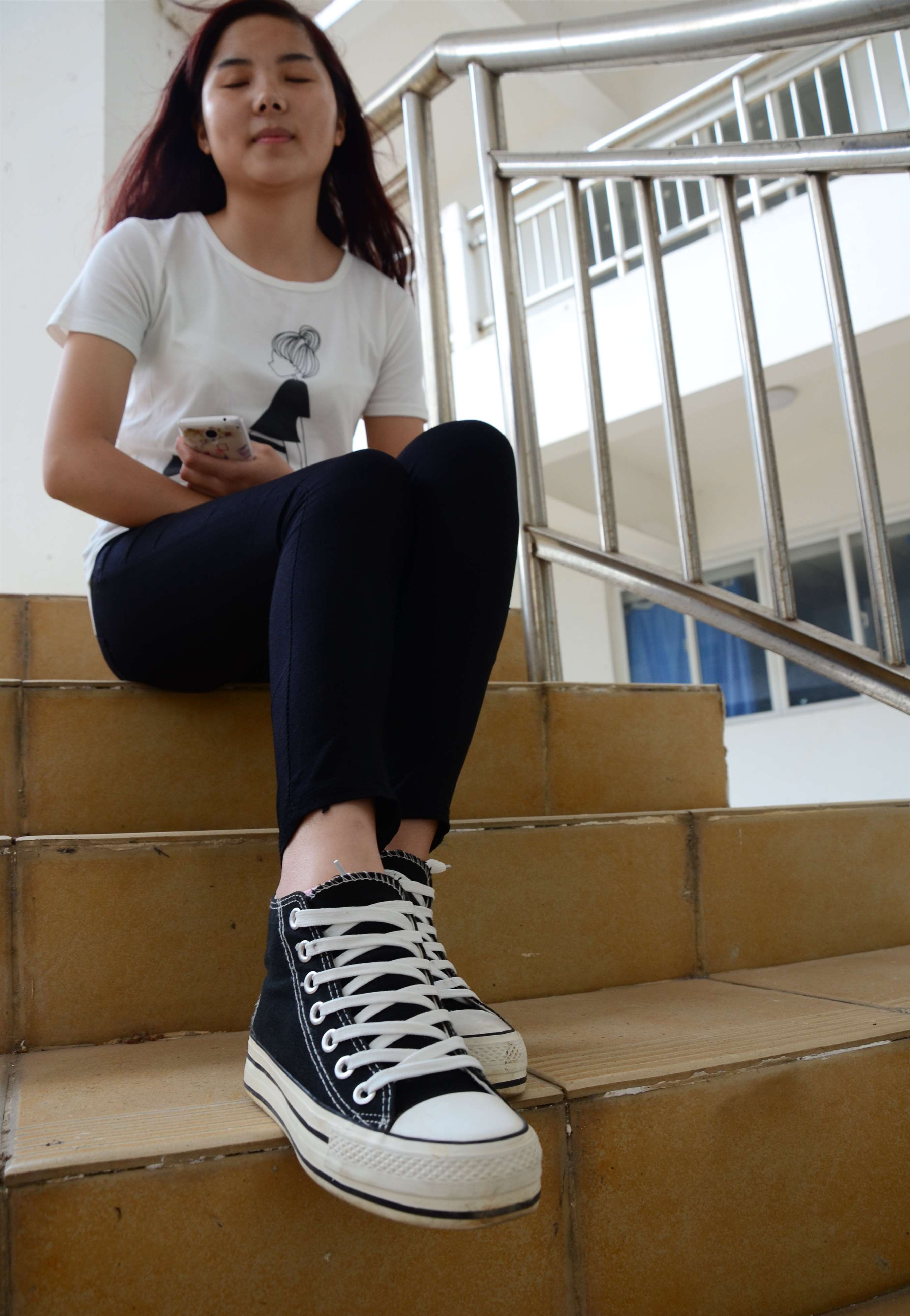 《教学楼道上的帆布鞋の棉袜脚》作品图