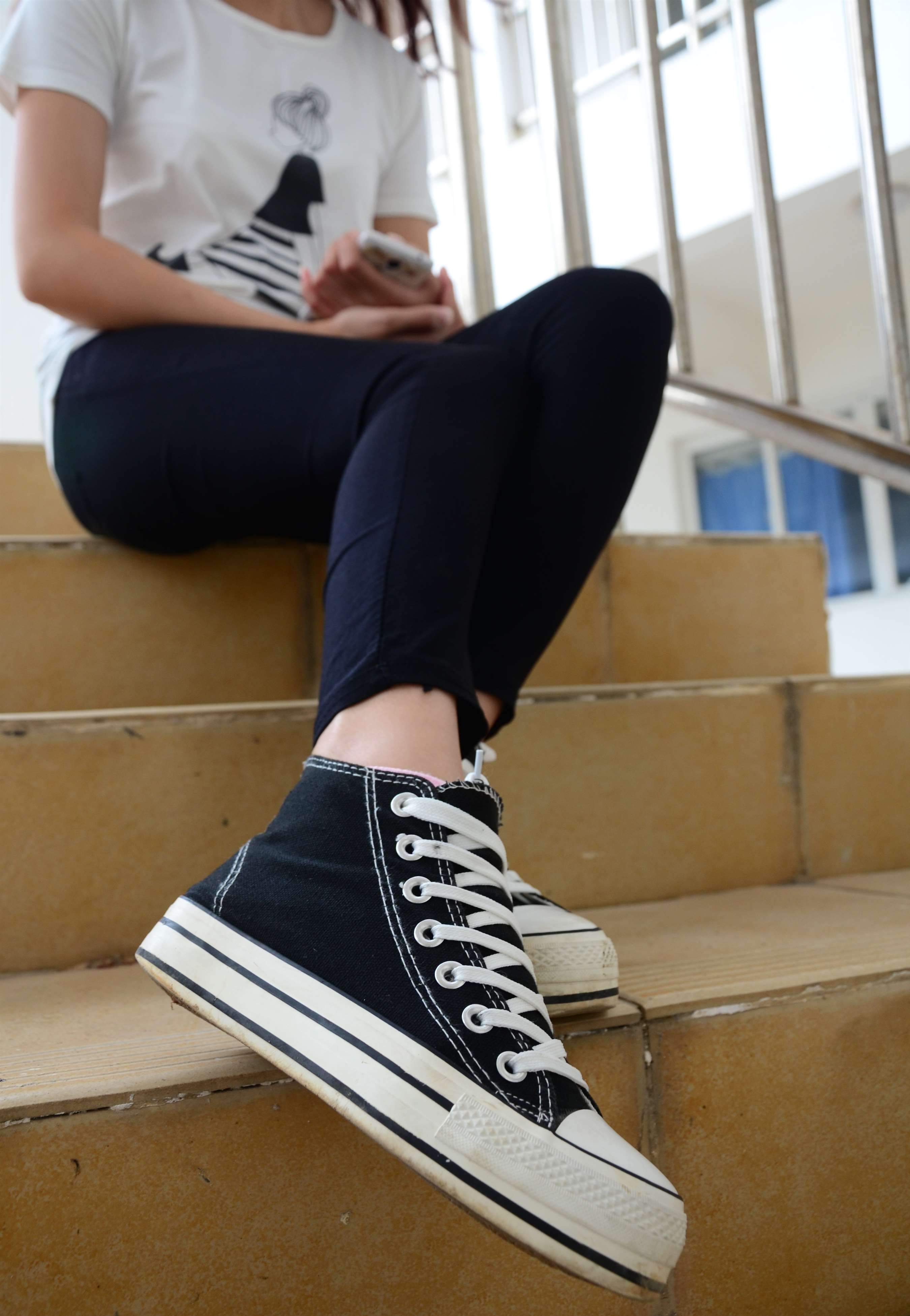 《教学楼道上的帆布鞋の棉袜脚》作品图