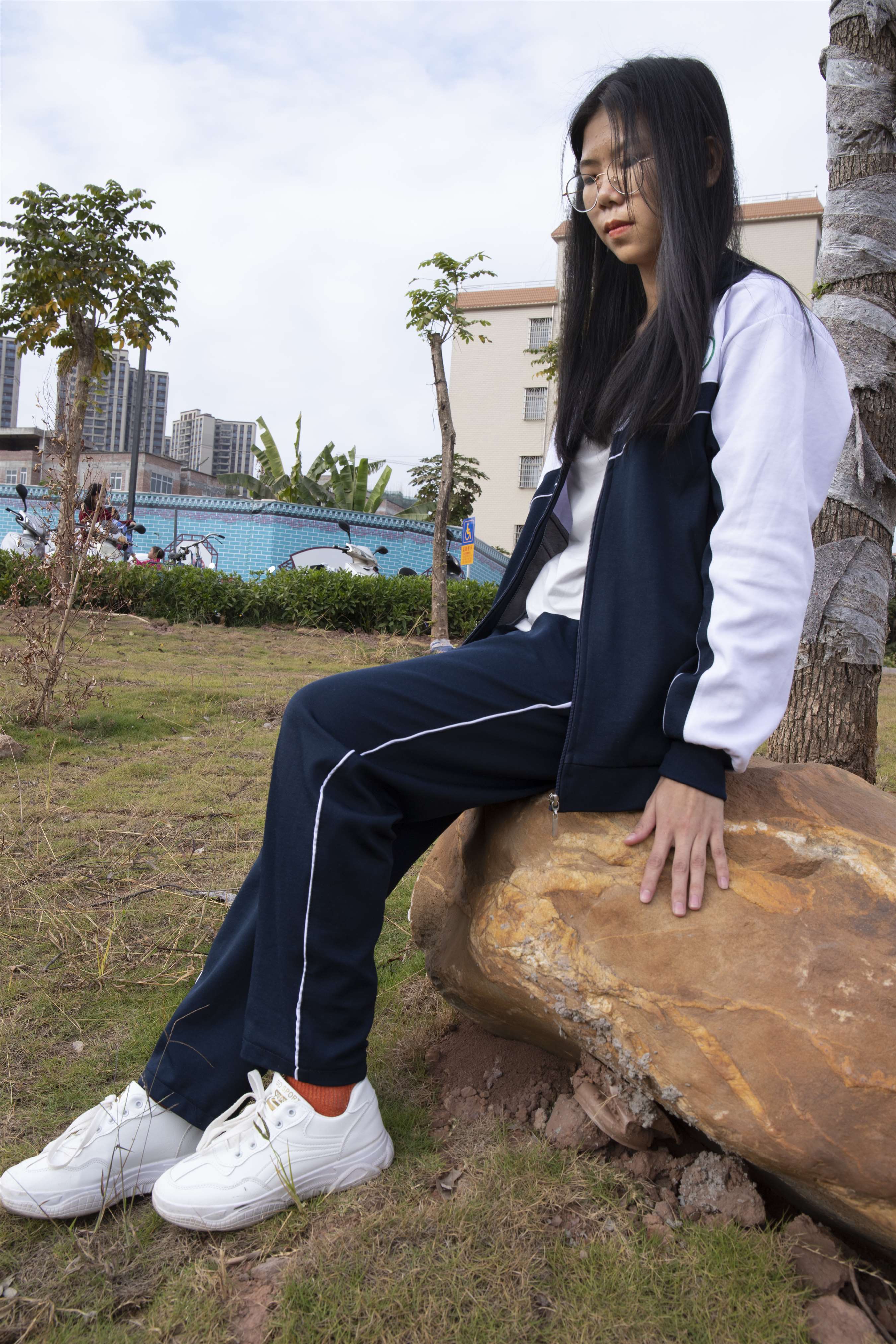 《学生彤彤挑鞋》作品图