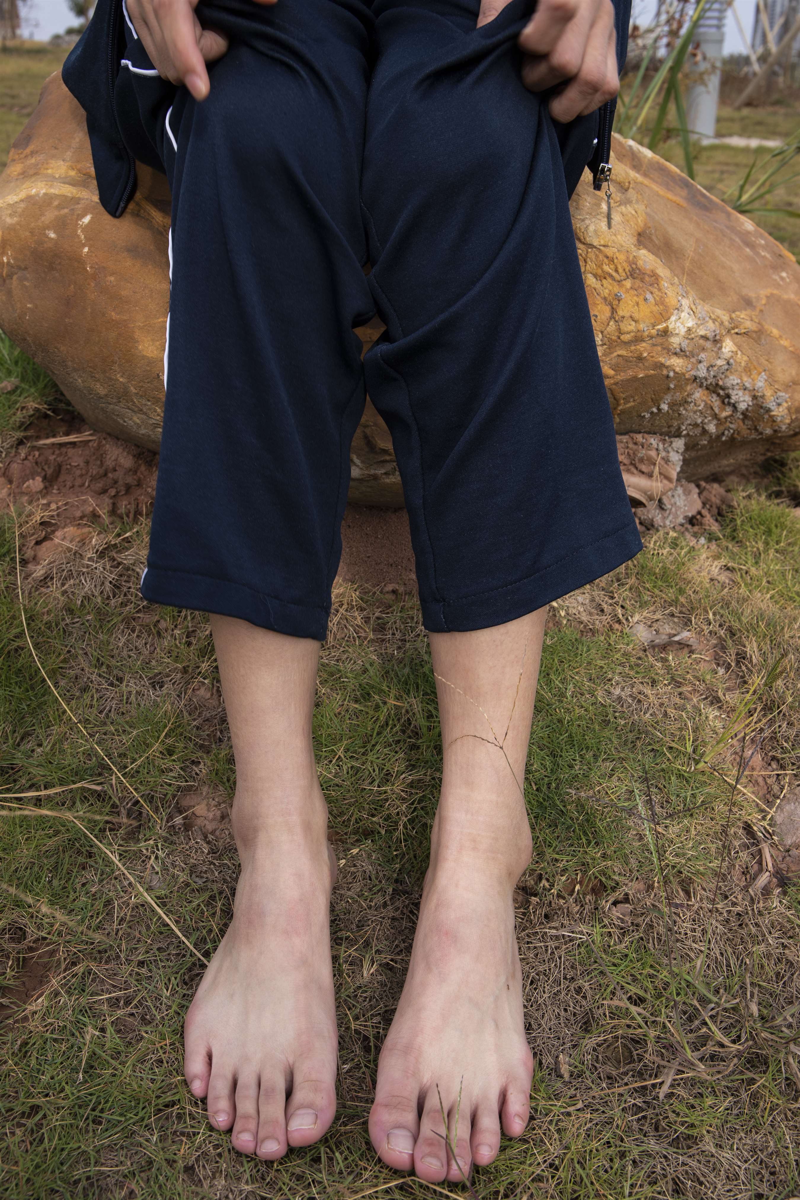 《学生彤彤挑鞋》作品图