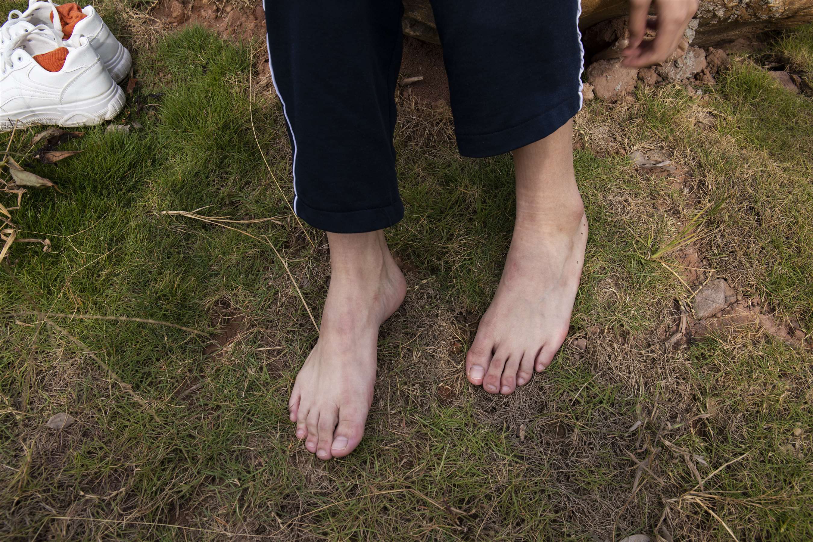 《学生彤彤挑鞋》作品图