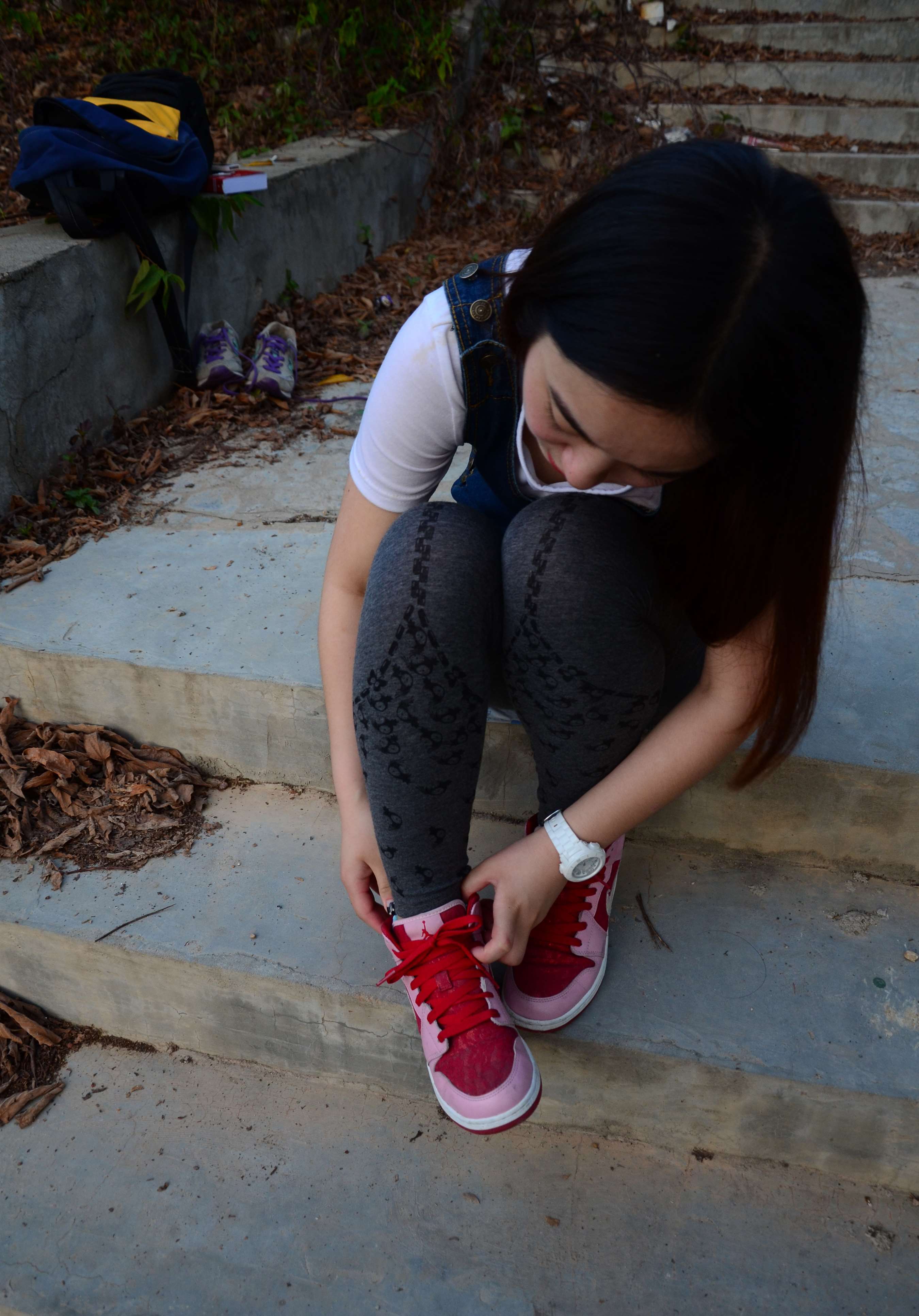 《板鞋の白棉袜脚》作品图