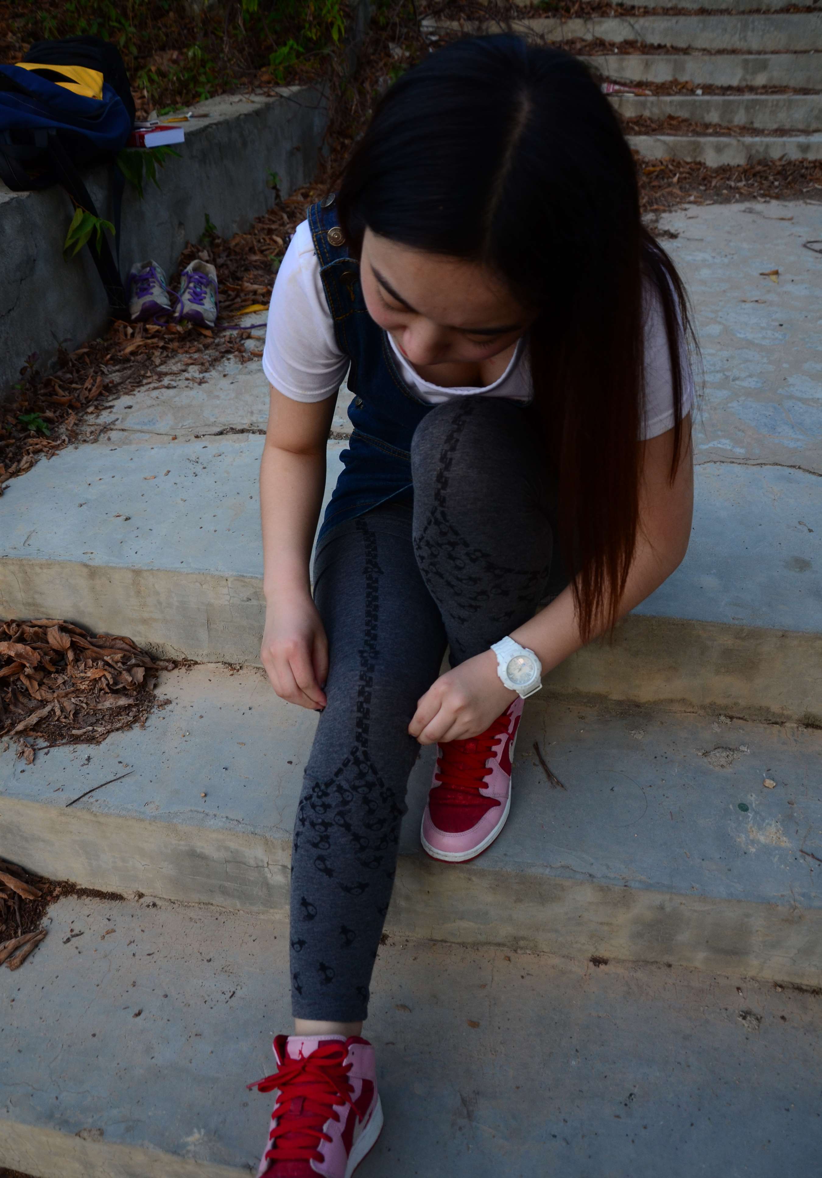 《板鞋の白棉袜脚》作品图