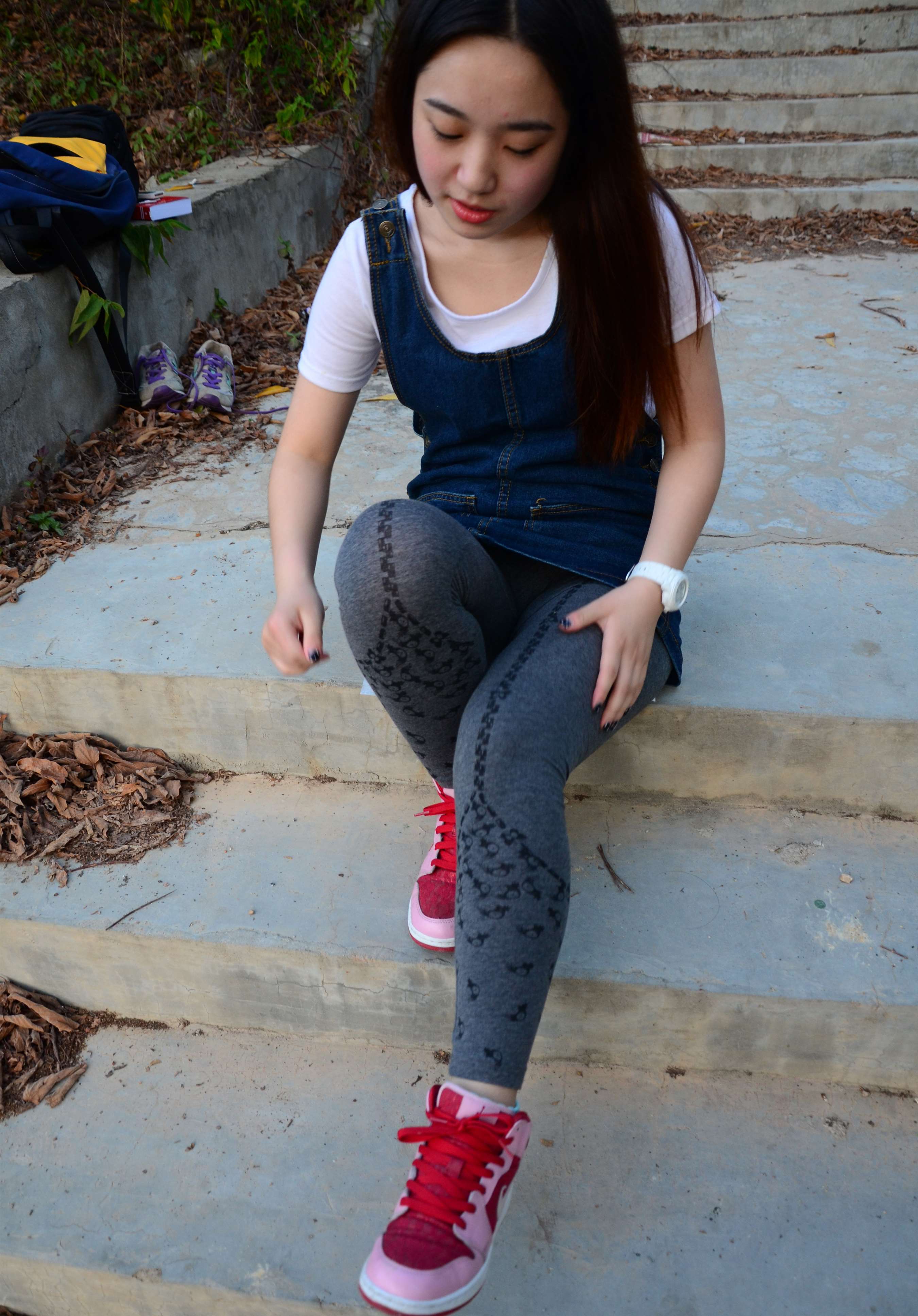 《板鞋の白棉袜脚》作品图