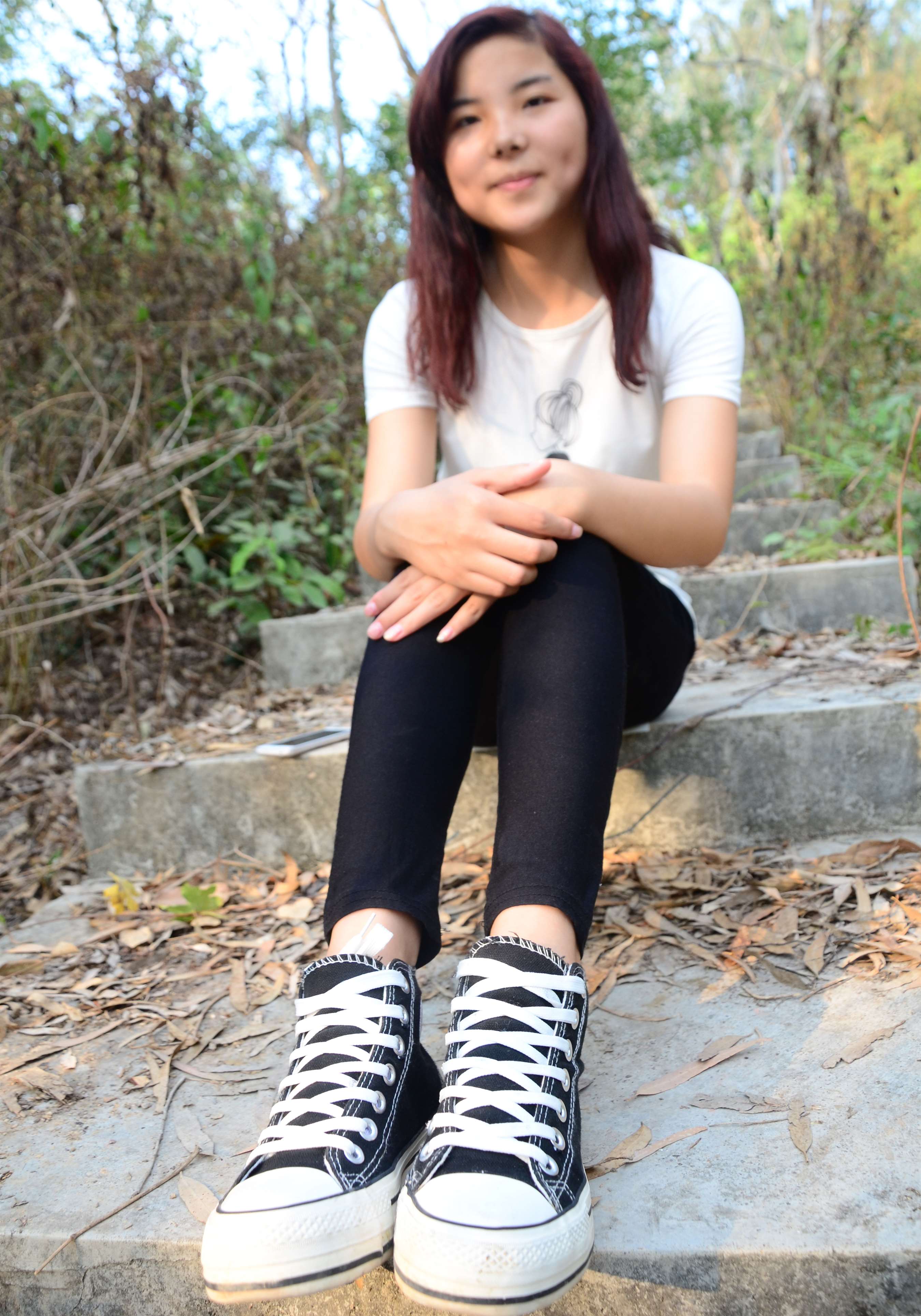 《公园阶梯上的帆布鞋棉袜脚》作品图