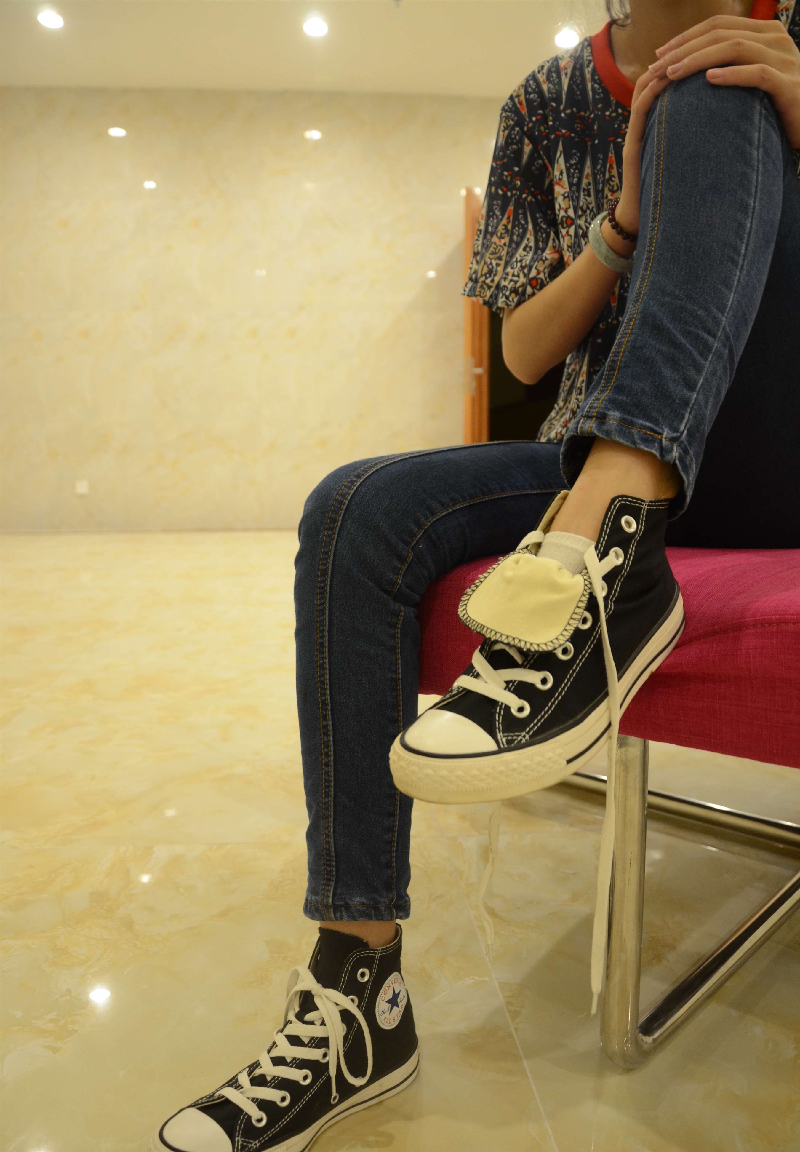 《高帮帆布鞋の白棉袜脚》作品图