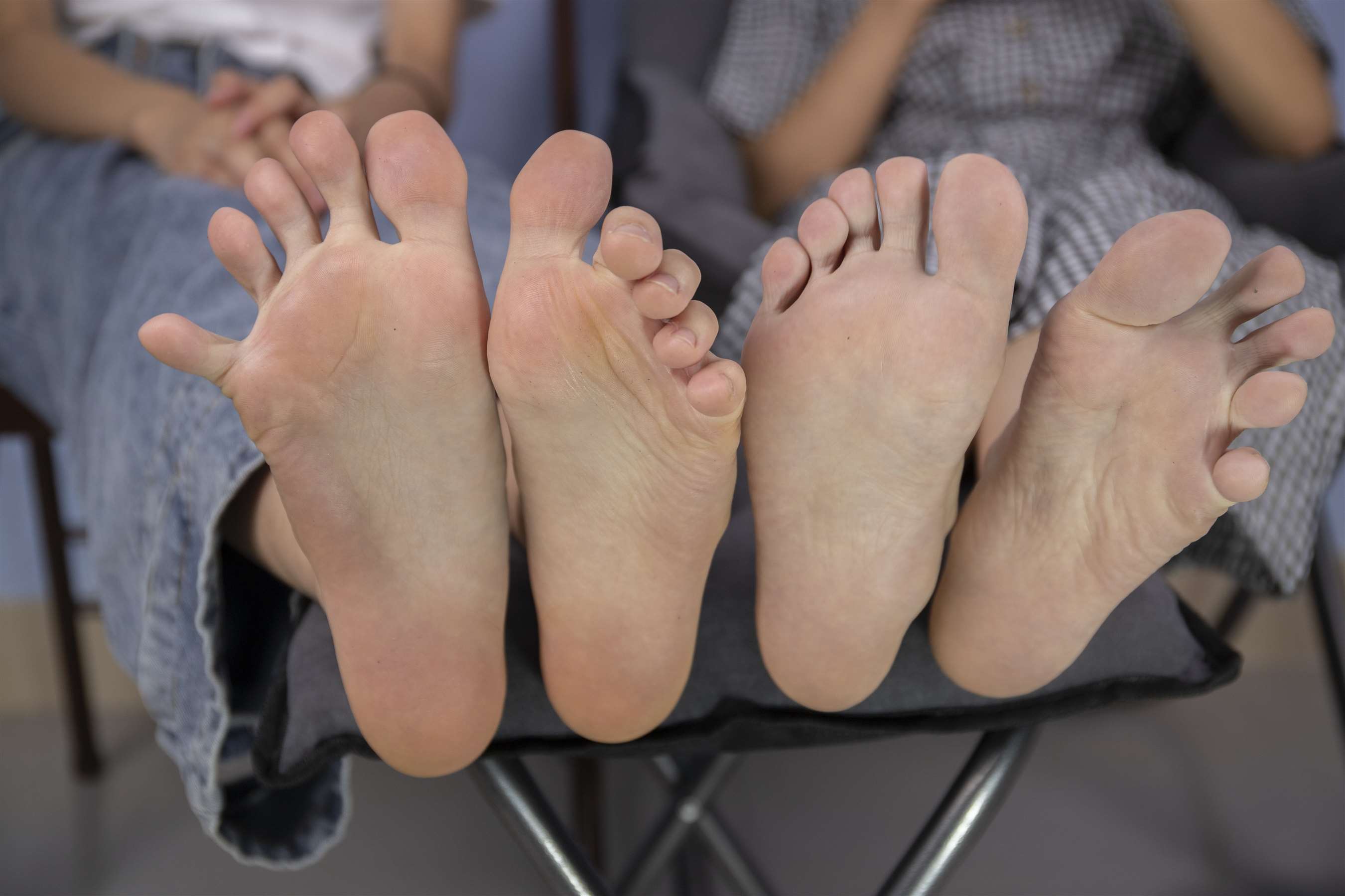 《诗诗和彭彭脚对脚【套图+4K视频】》作品图