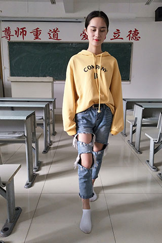 教室脏白棉袜脚