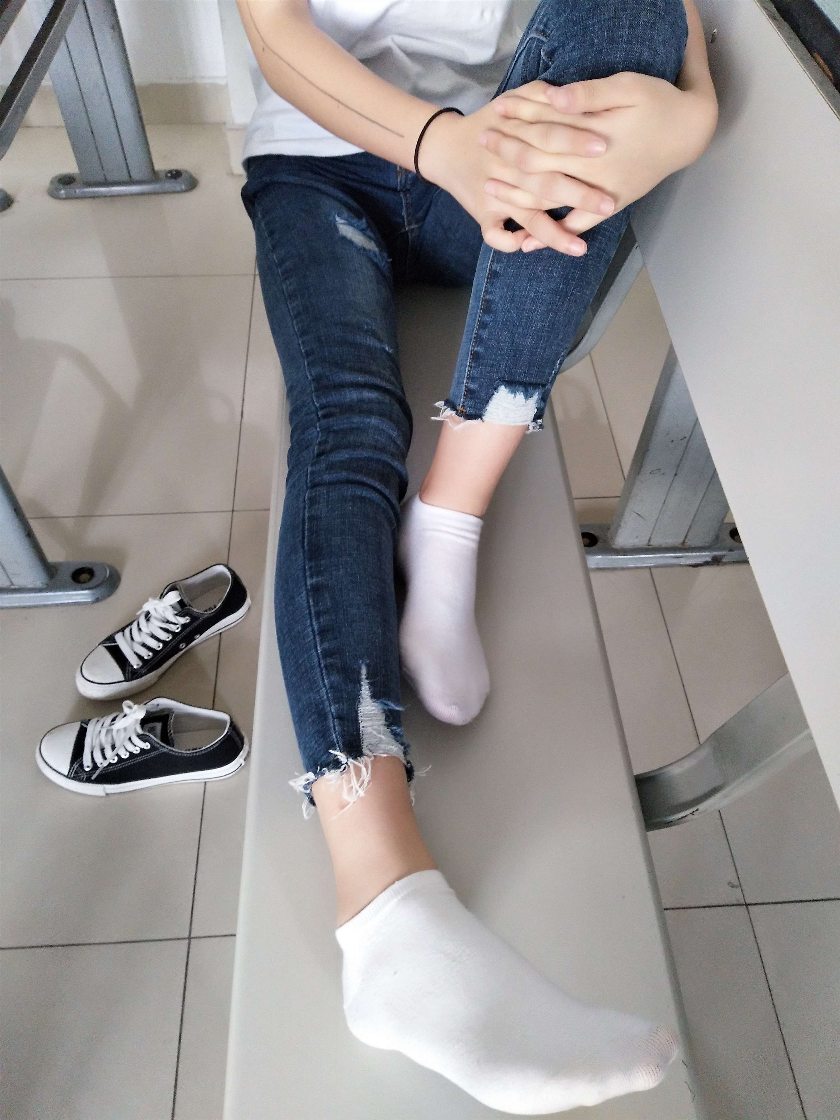 《教室脏白棉袜脚》作品图