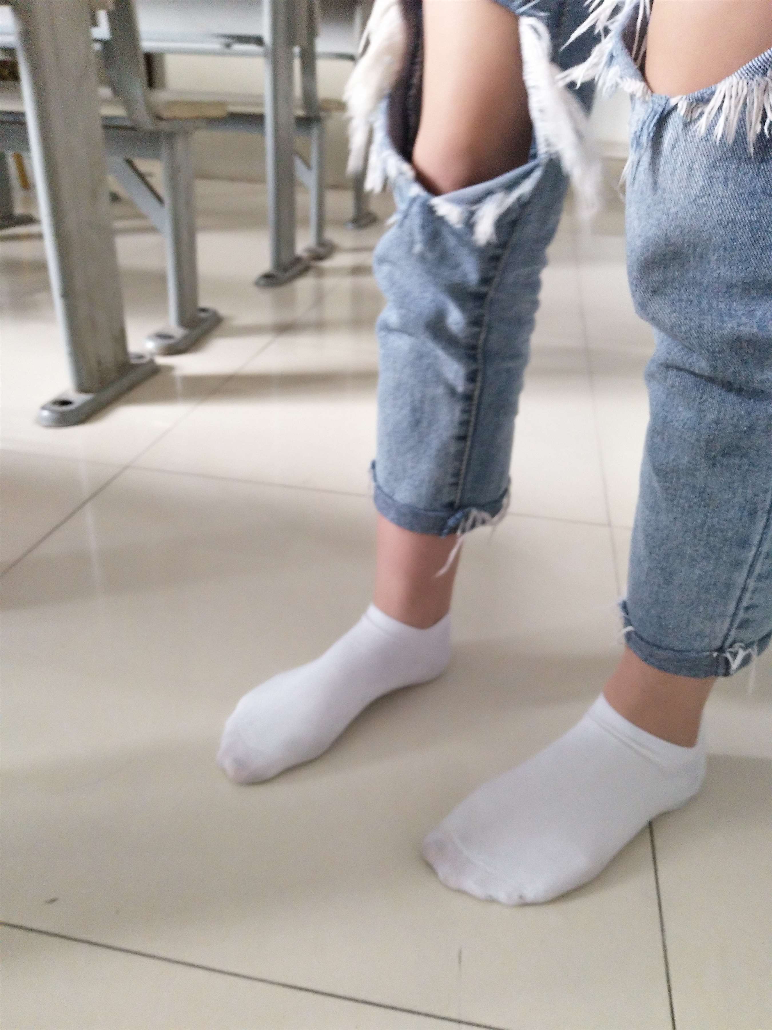 《教室脏白棉袜脚》作品图