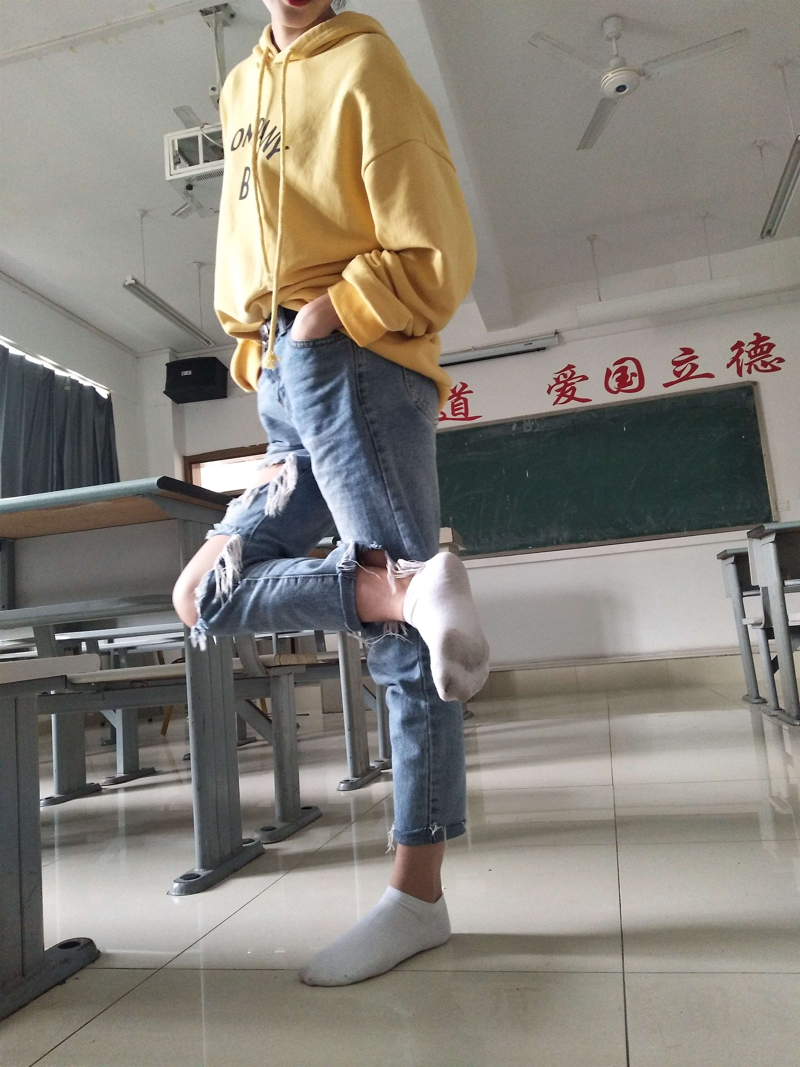 《教室脏白棉袜脚》作品图