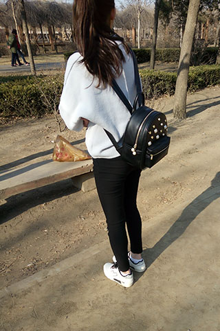 白色运动鞋妹子带了许多袜子