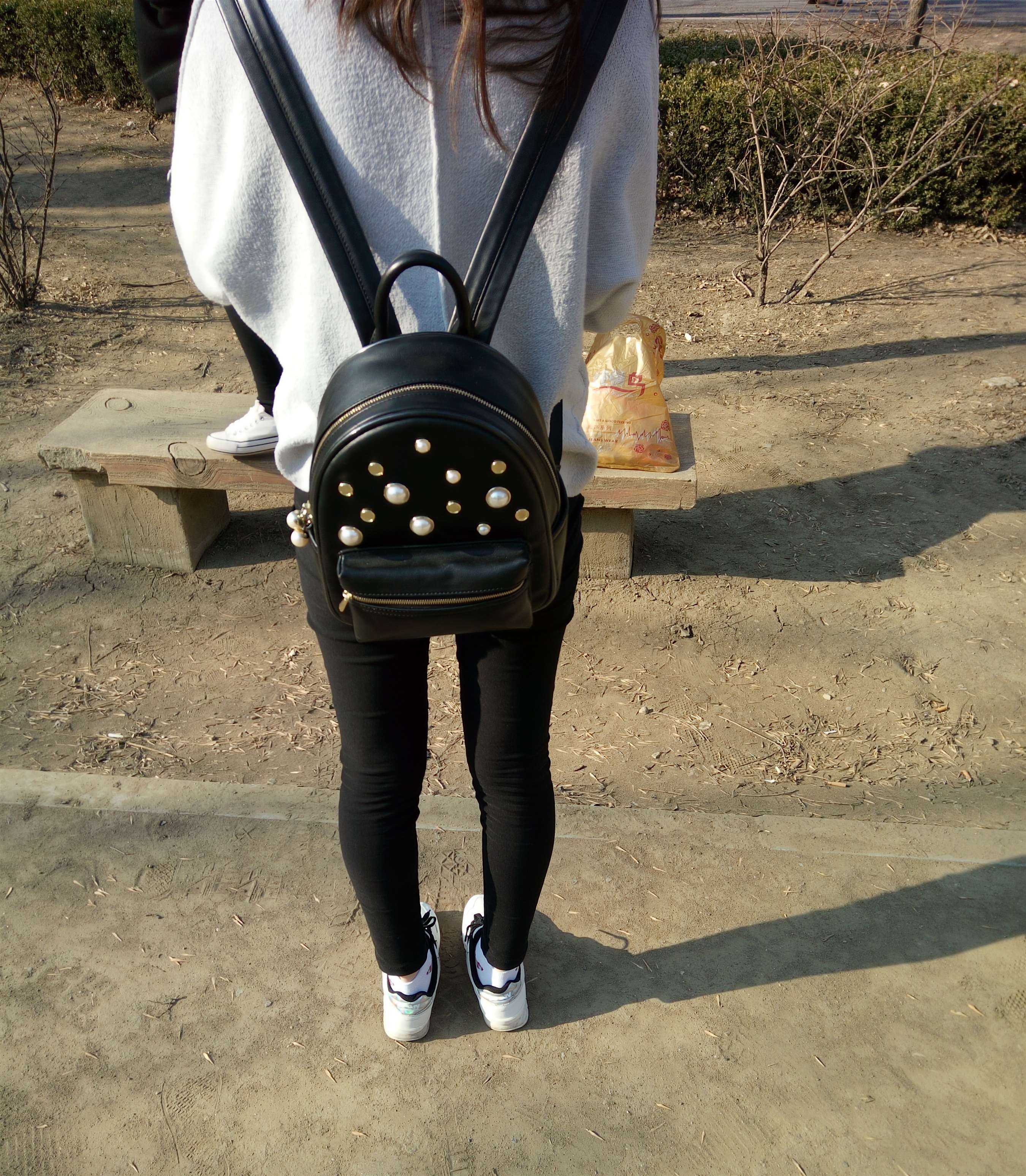 《白色运动鞋妹子带了许多袜子》作品图