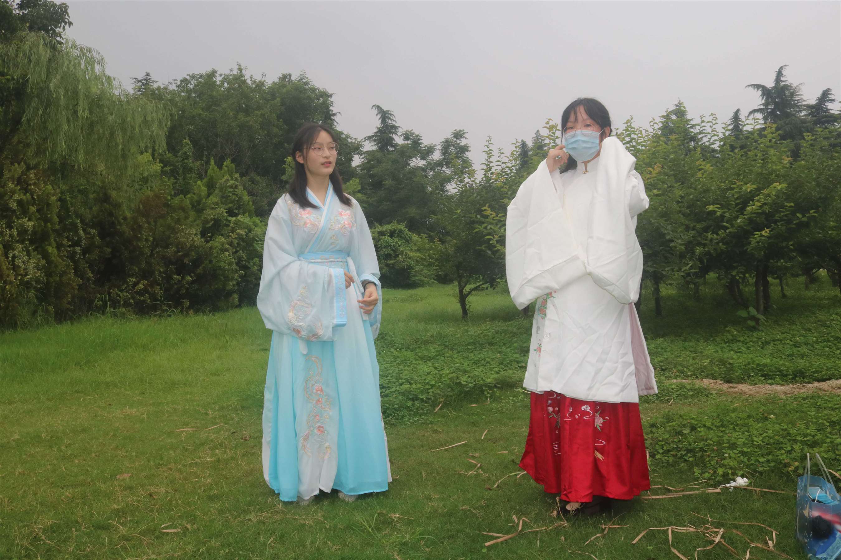 《闺蜜俩汉服秀足》作品图