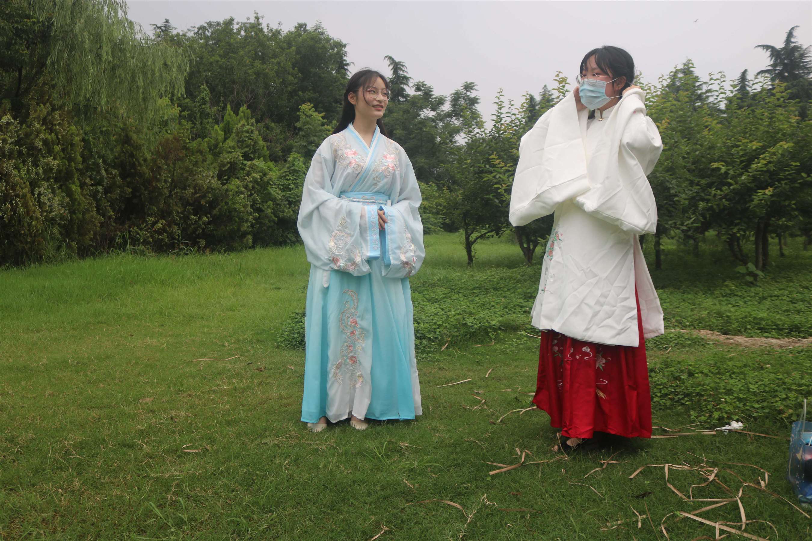 《闺蜜俩汉服秀足》作品图