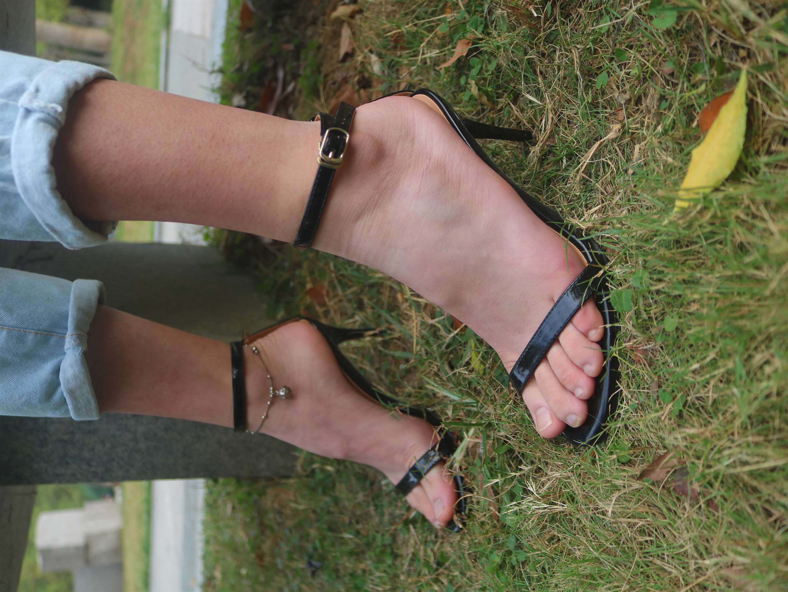 《高三学妹穿着性感高跟鞋公园拍摄》作品图