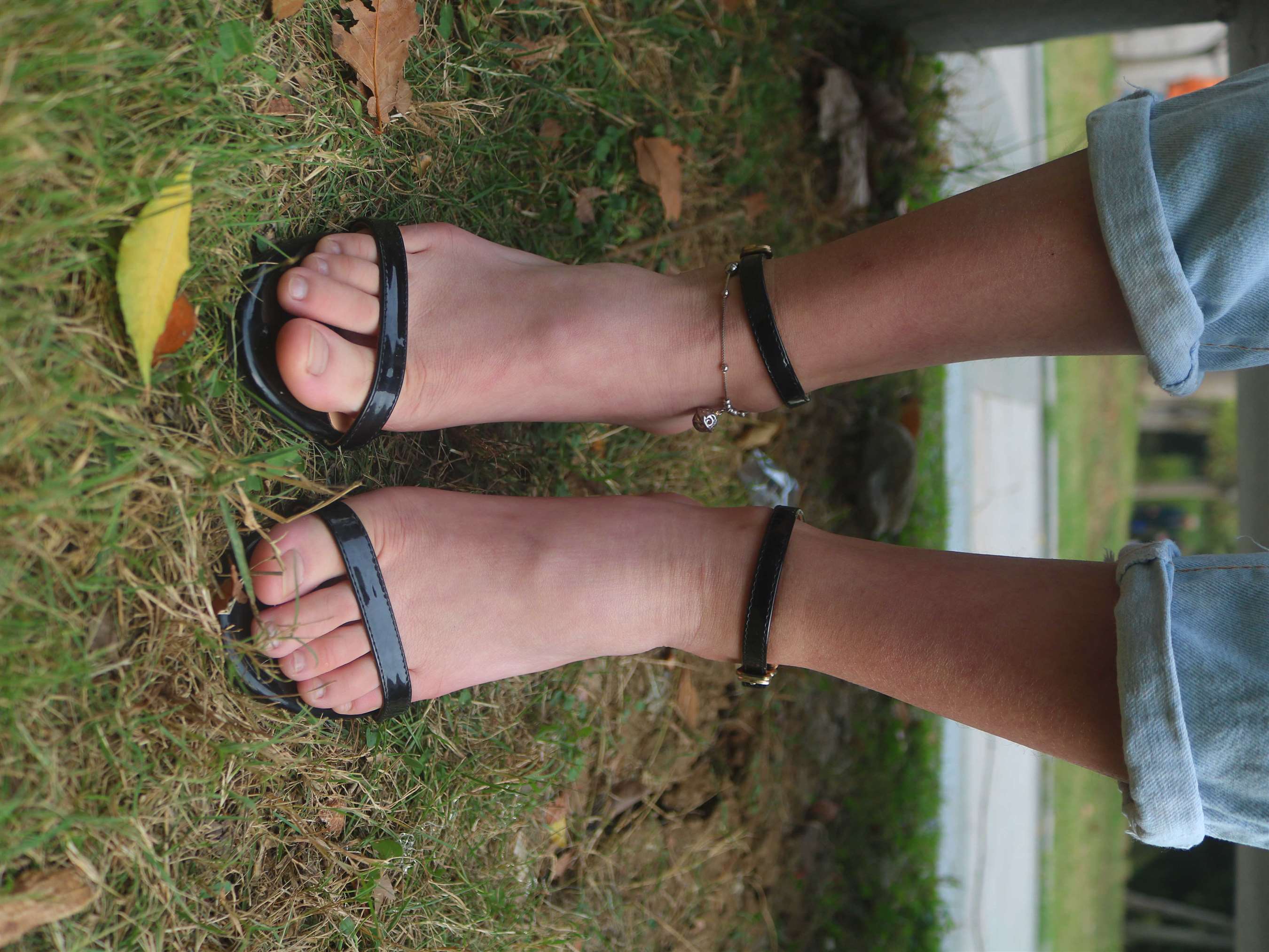 《高三学妹穿着性感高跟鞋公园拍摄》作品图