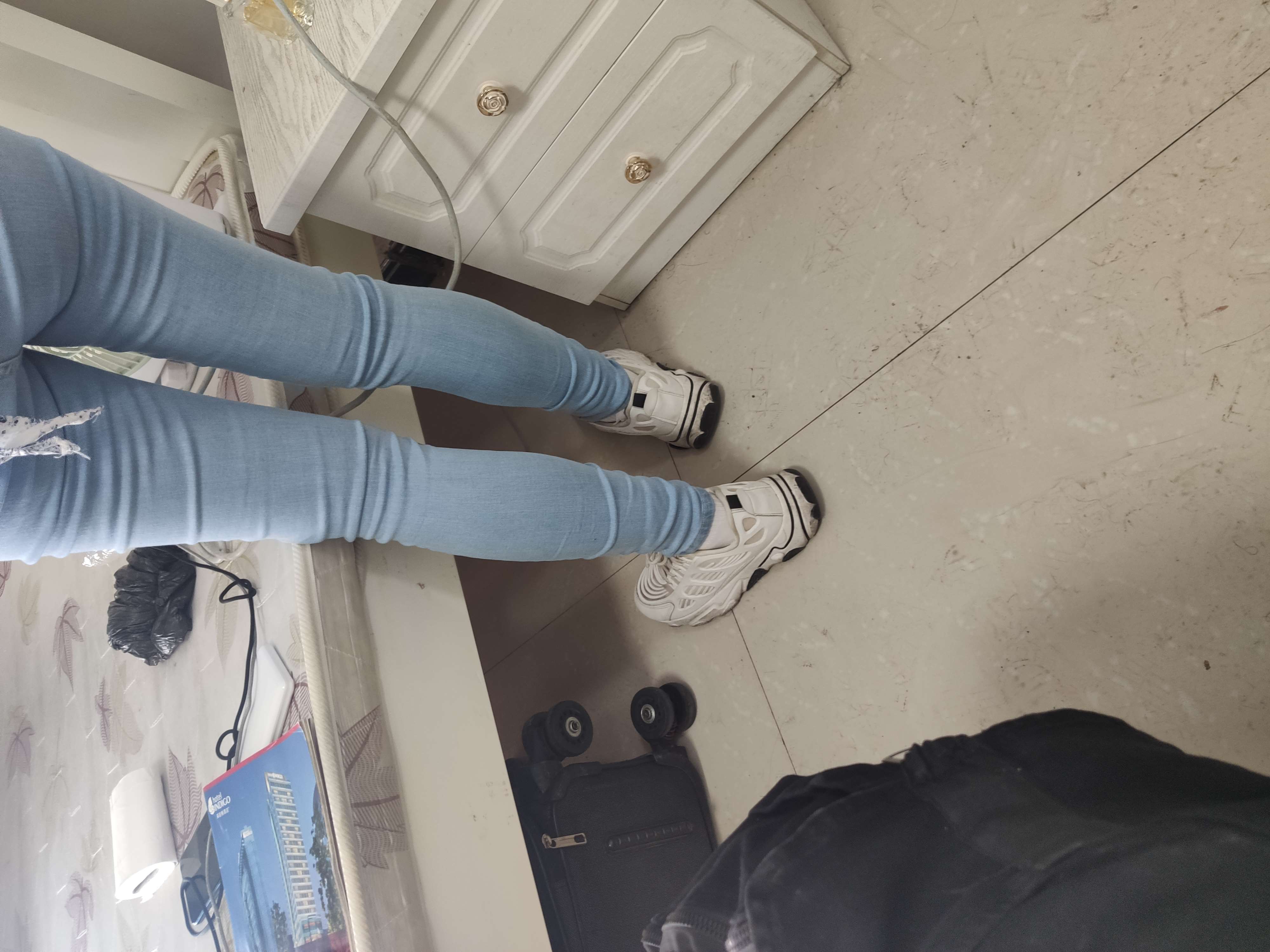 《牛仔白棉袜脚》作品图