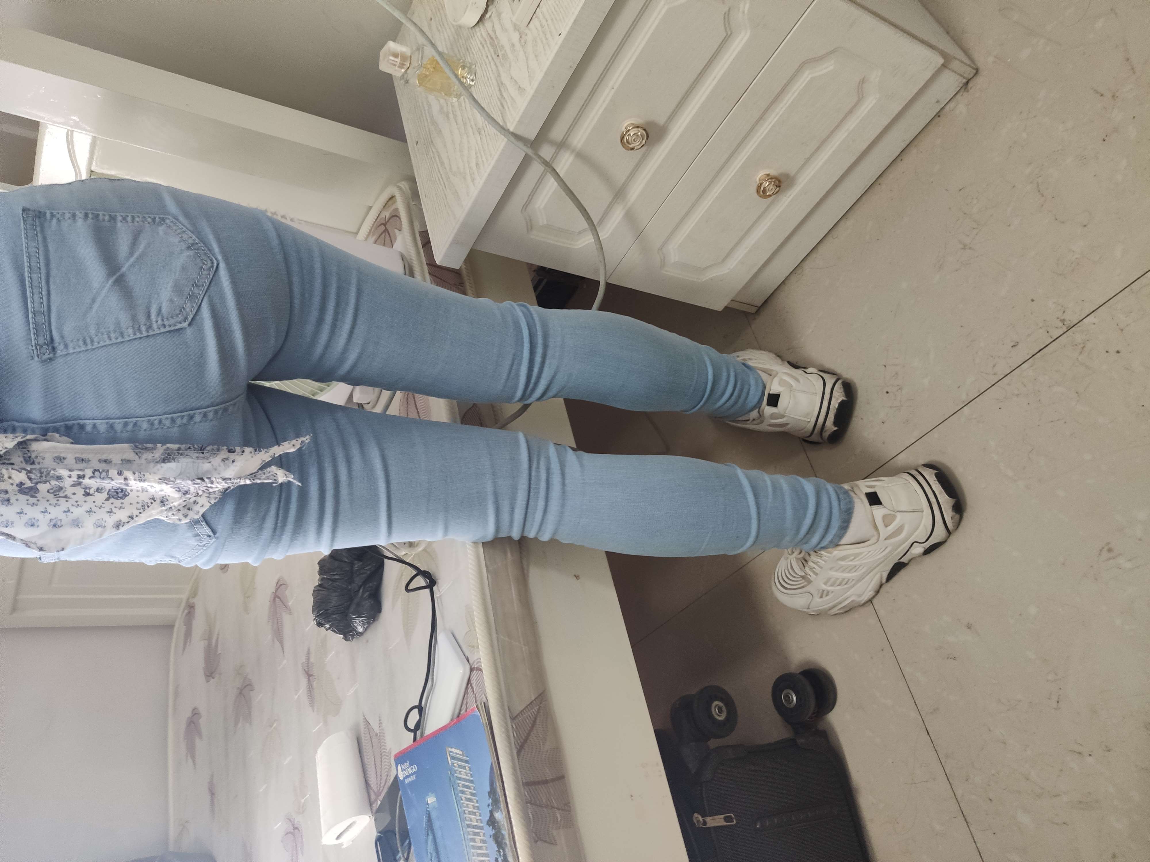 《牛仔白棉袜脚》作品图