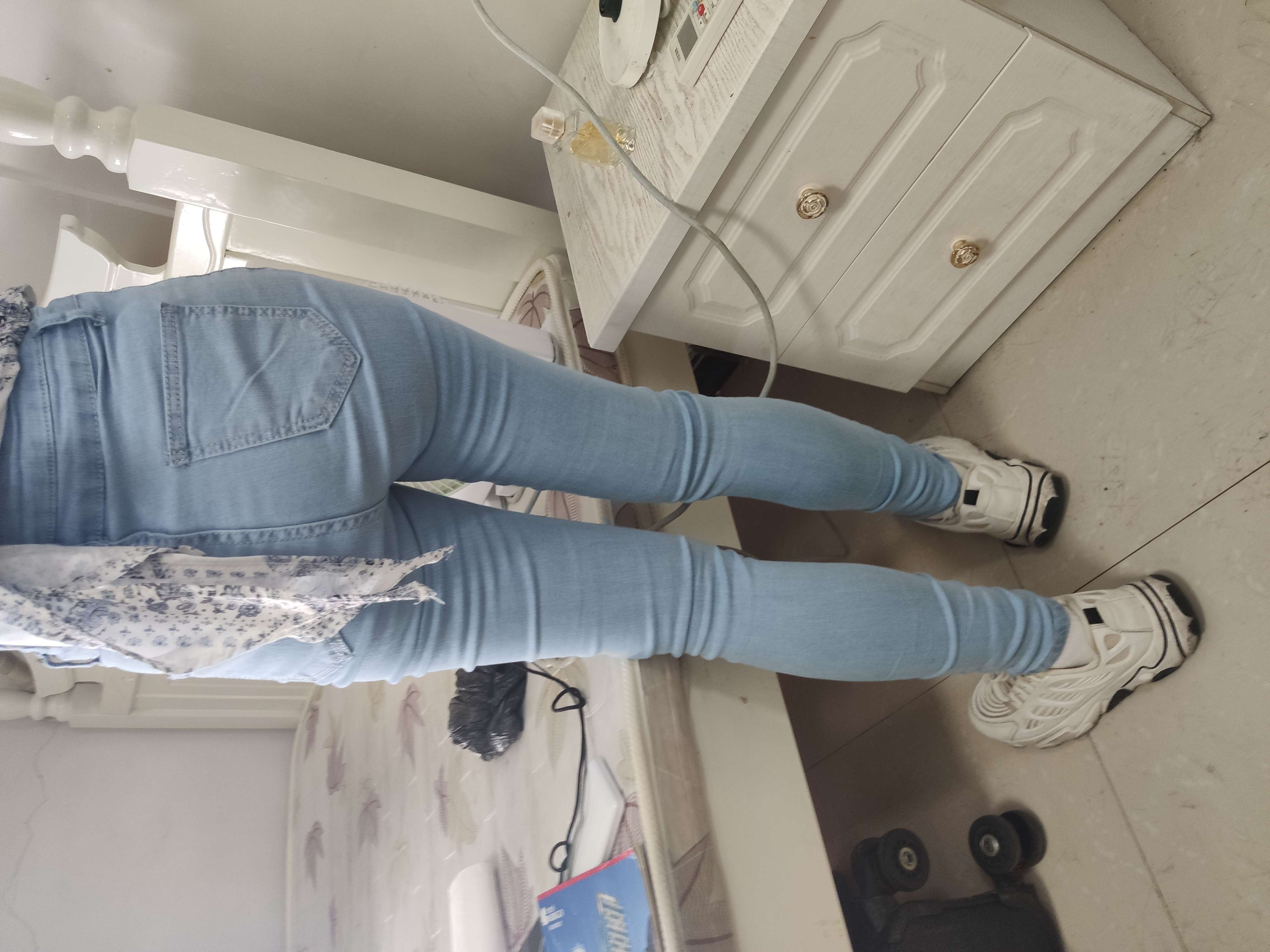 《牛仔白棉袜脚》作品图