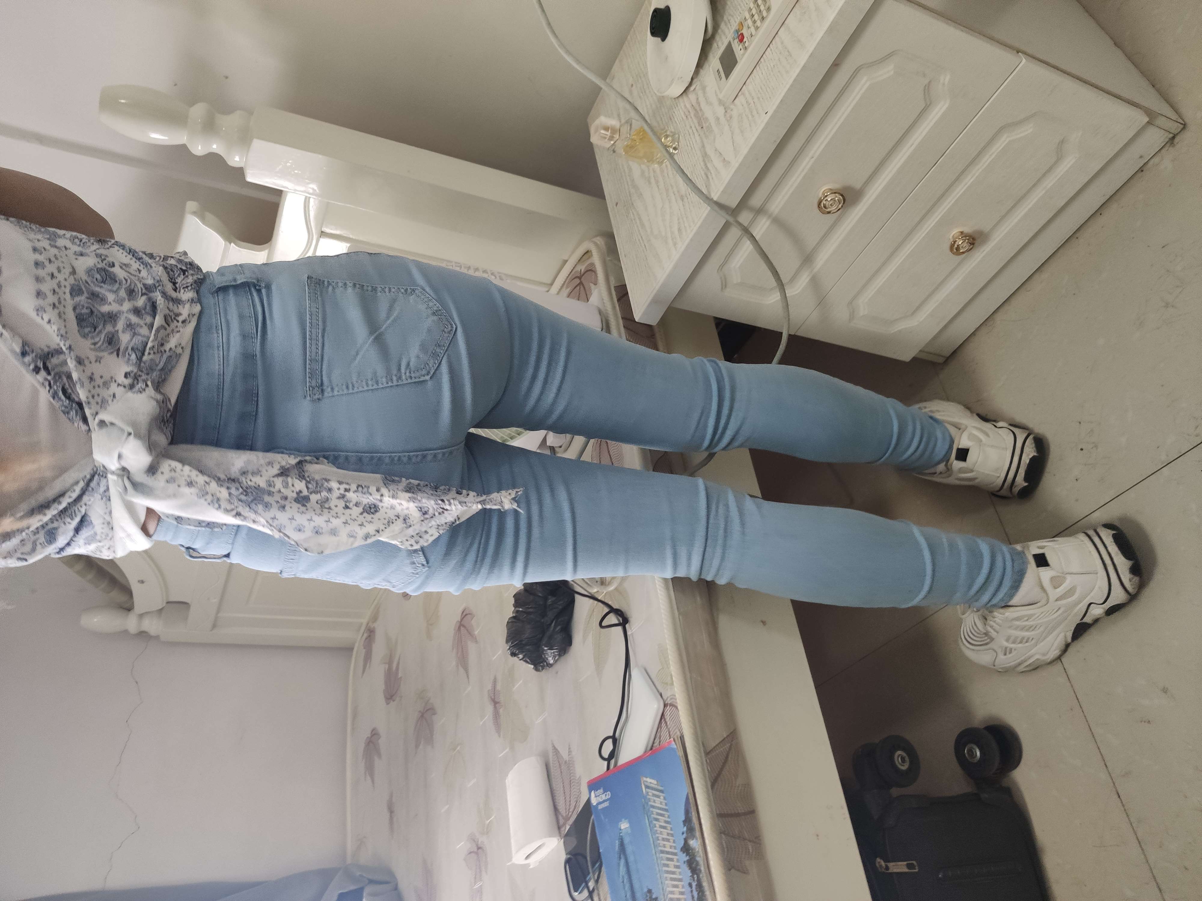 《牛仔白棉袜脚》作品图