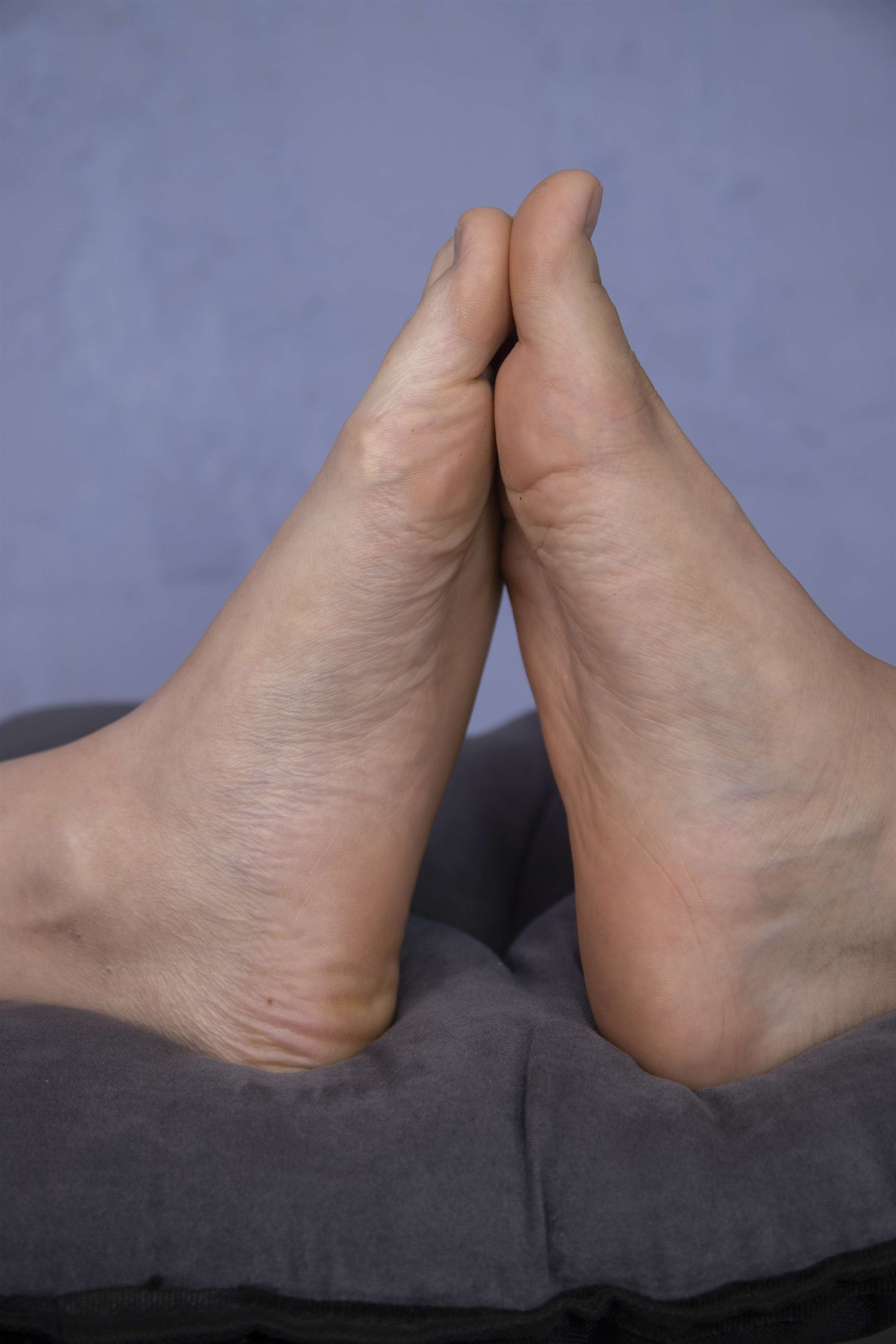 《盈盈和诗敏赤足互jio【套图+4K视频】》作品图