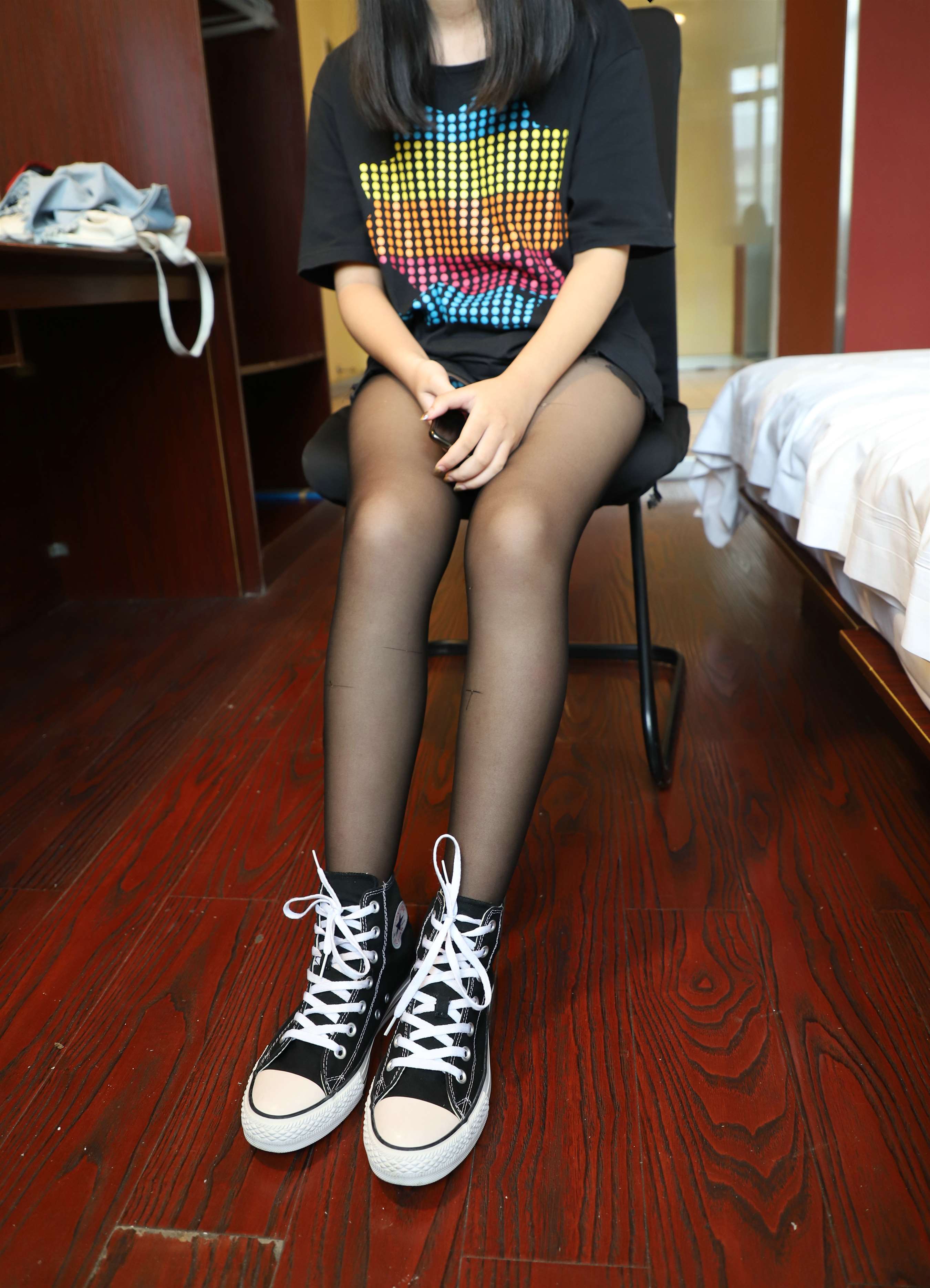 《高帮帆布鞋黑丝の棉袜脚》作品图