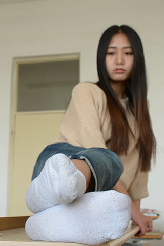 大三女生原味白袜大臭脚