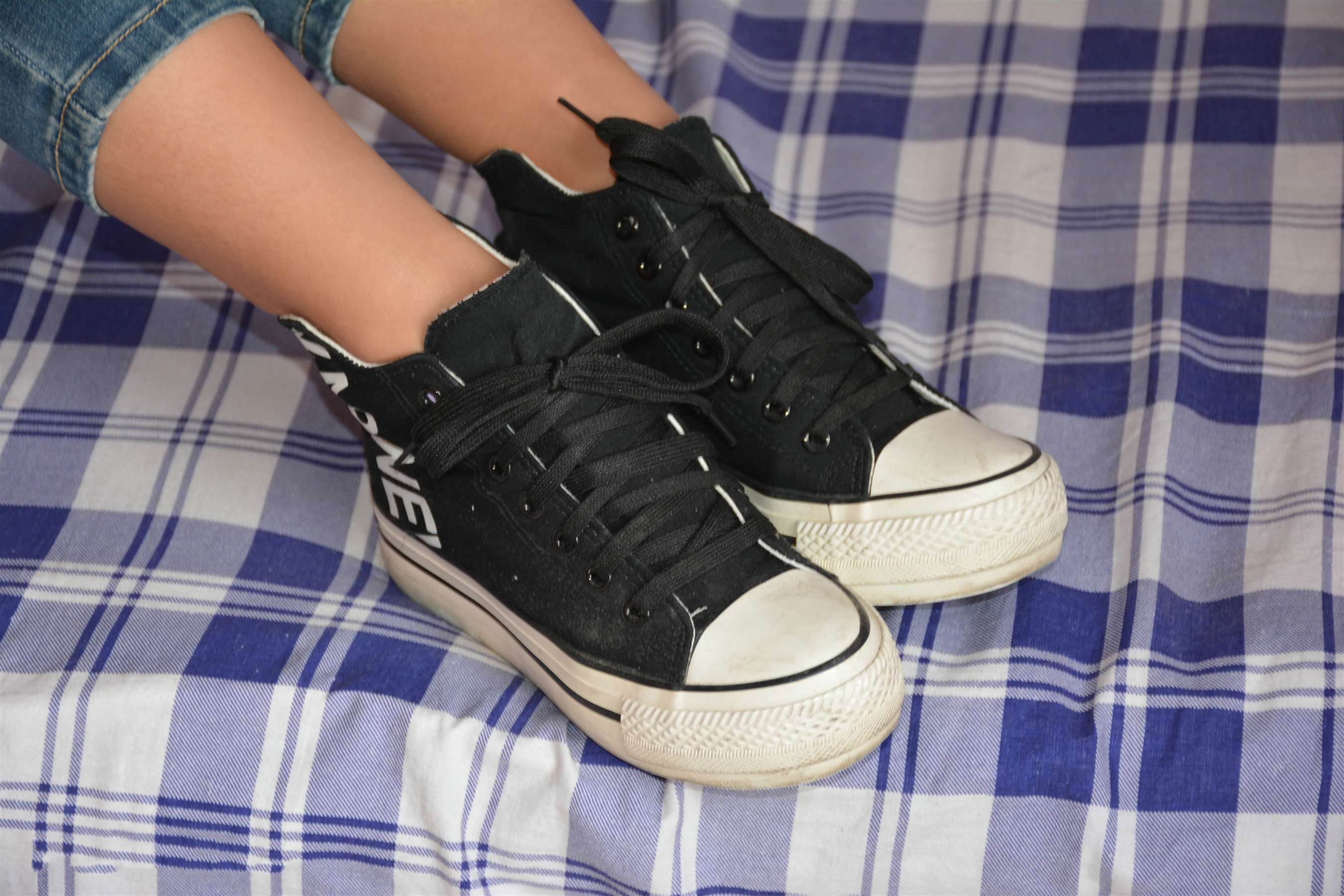 《大三女生床上展示脱鞋脱袜子全过程》作品图