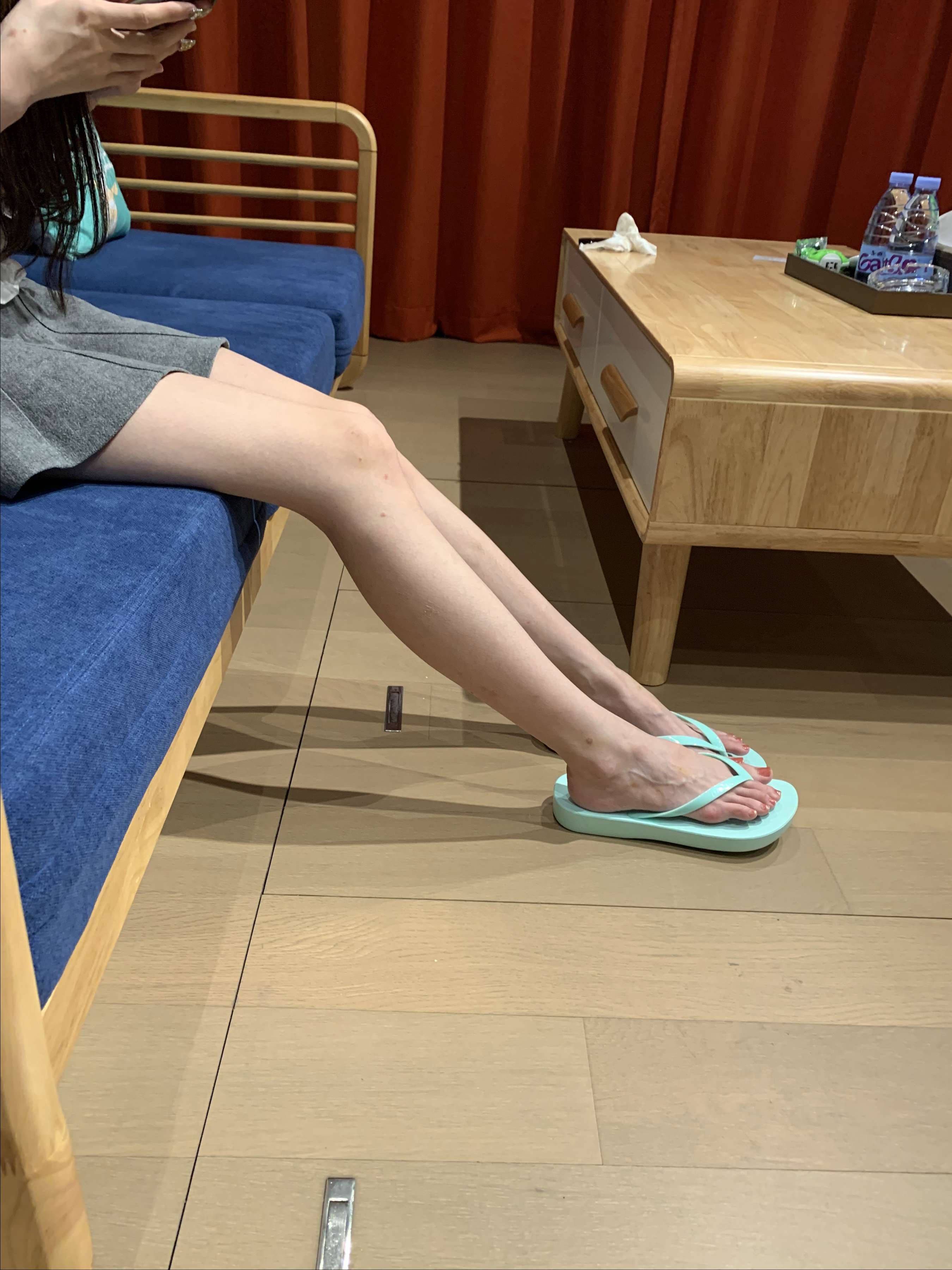 《少女的人字拖脚丫【套图+视频】》作品图