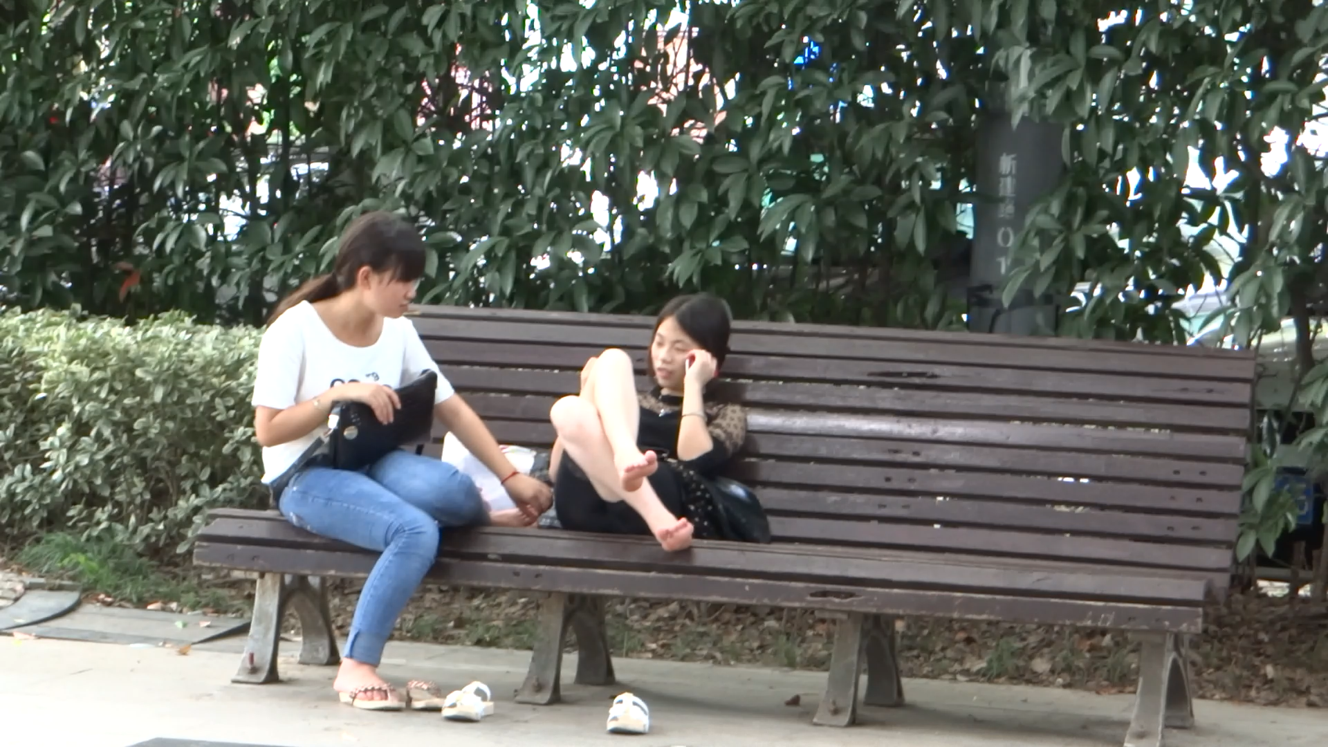 《【视频】白嫩小妹长椅上脚丫在空中飞舞》作品图