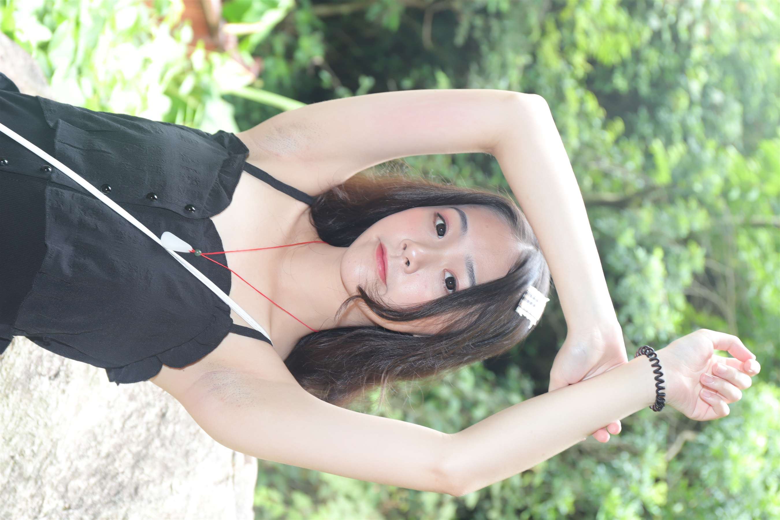 《琪琪美妆照把脚趾捆起来》作品图