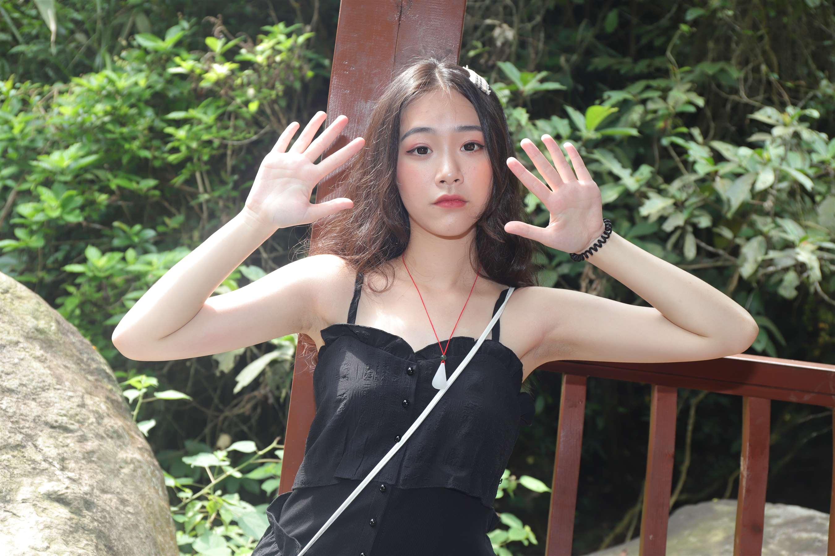 《琪琪美妆照把脚趾捆起来》作品图