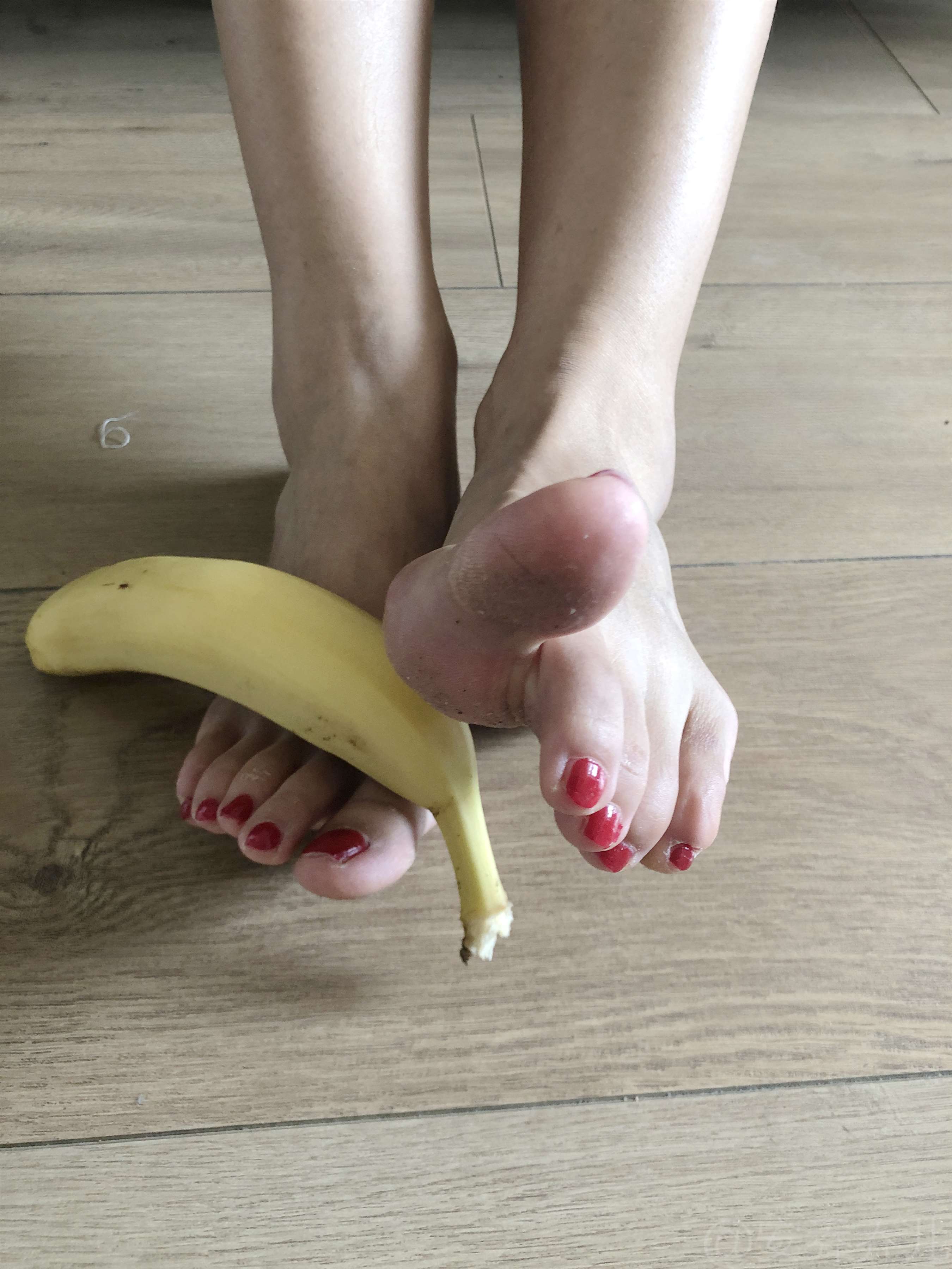 《嫩足踩香蕉》作品图