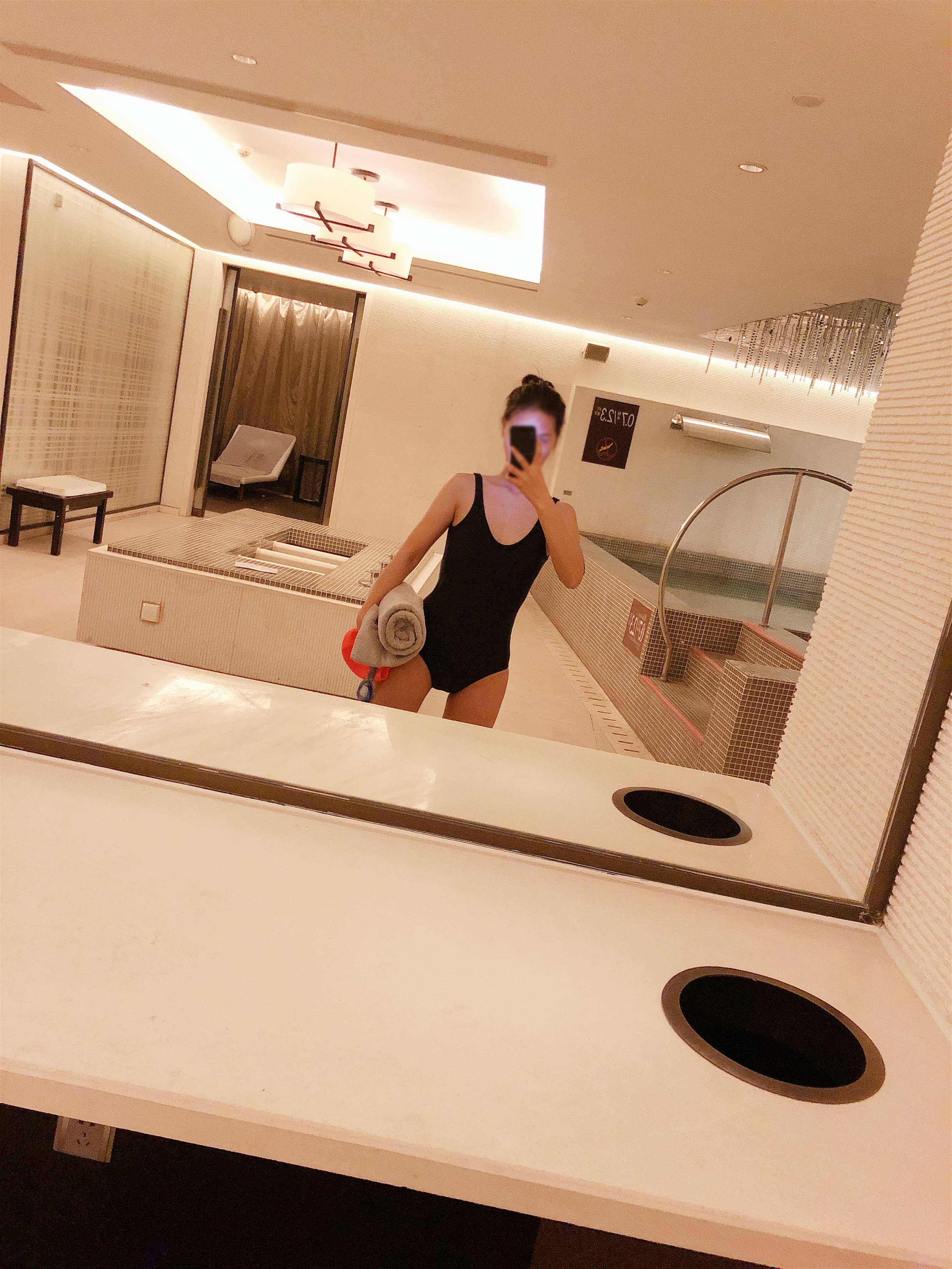 《游泳馆里的裸足》作品图