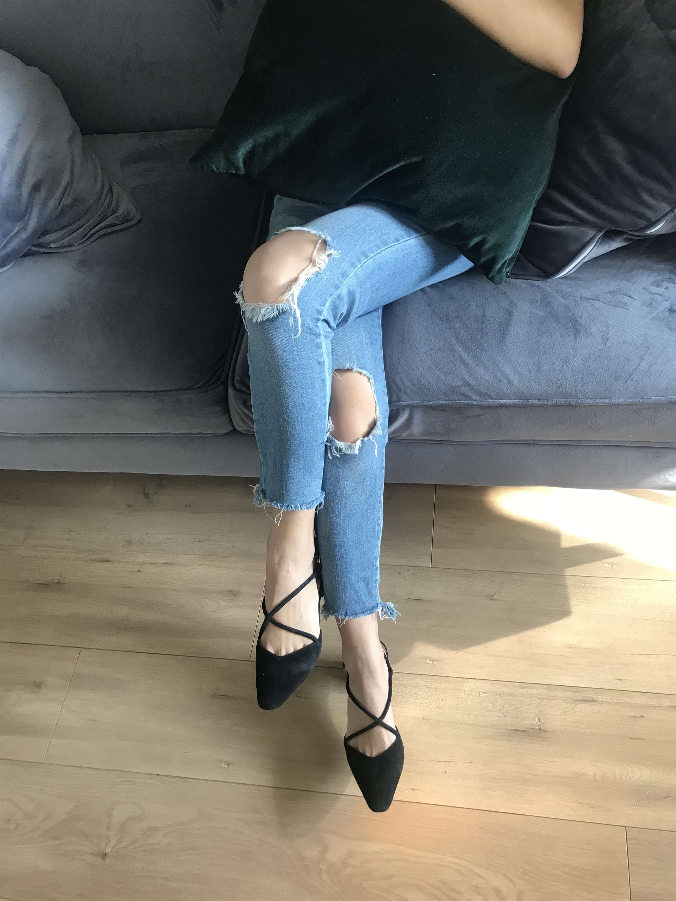 《脏脚踩鸡蛋》作品图