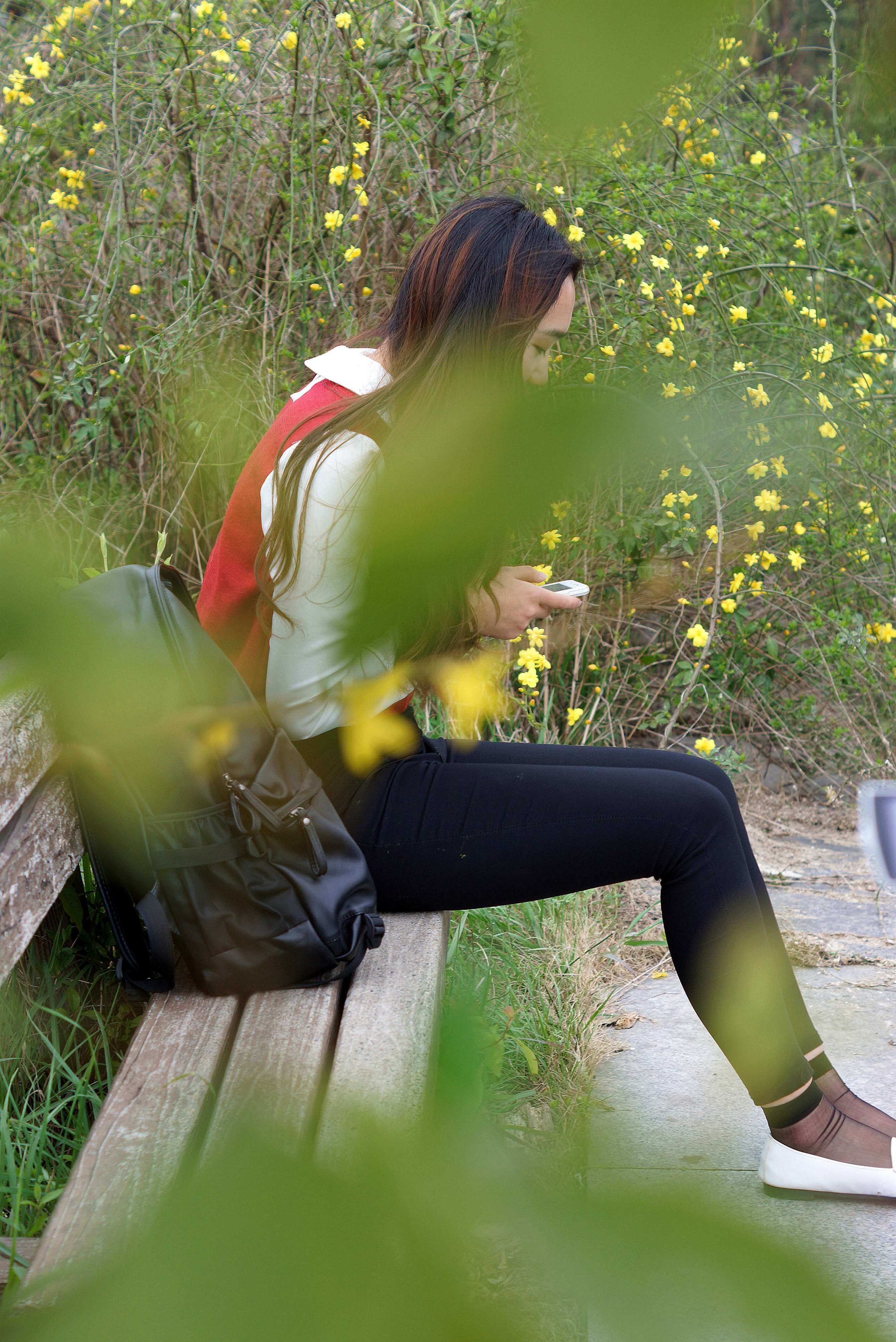 《妹子一坐下来就脱鞋透气》作品图