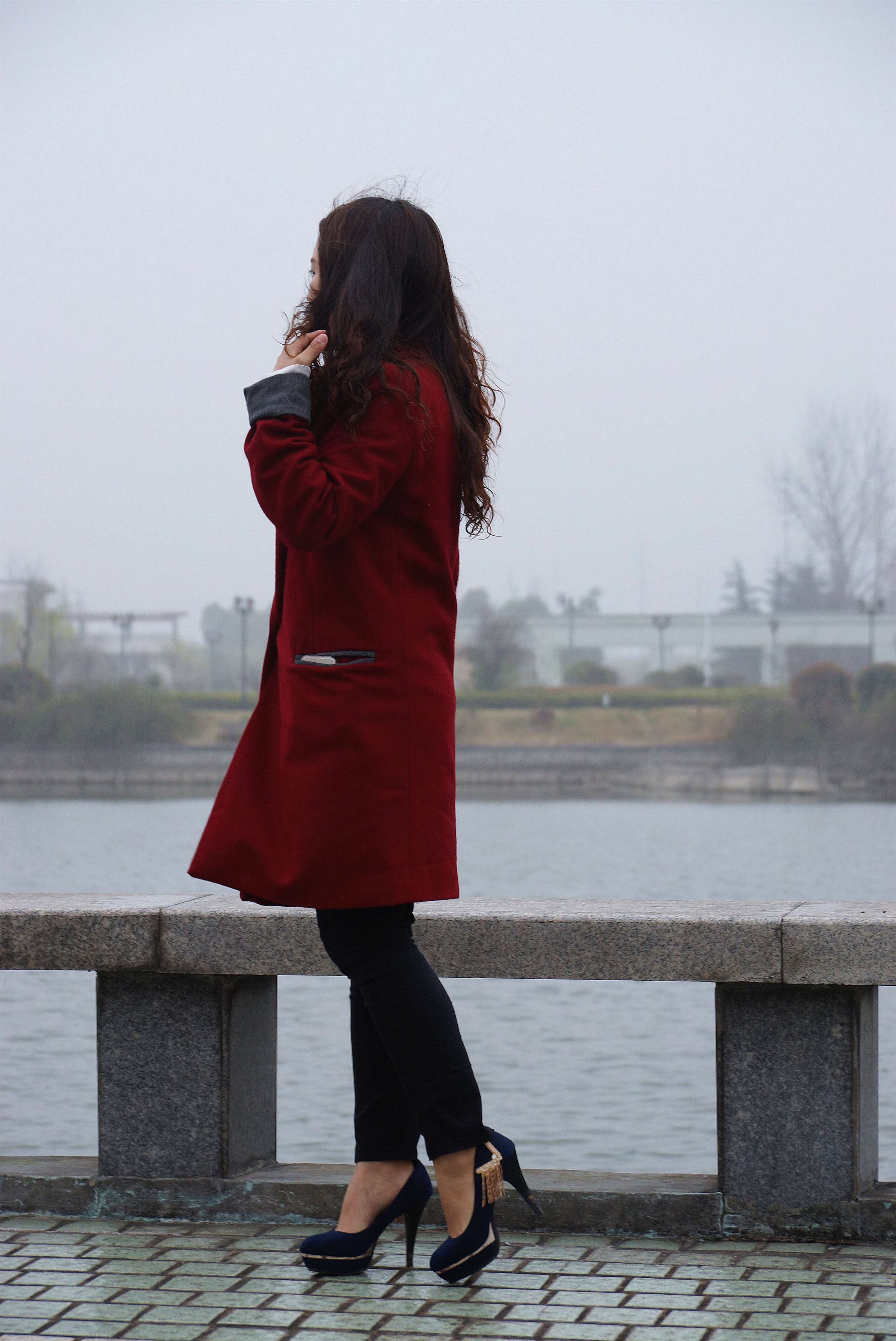 《红衣高跟裸足》作品图