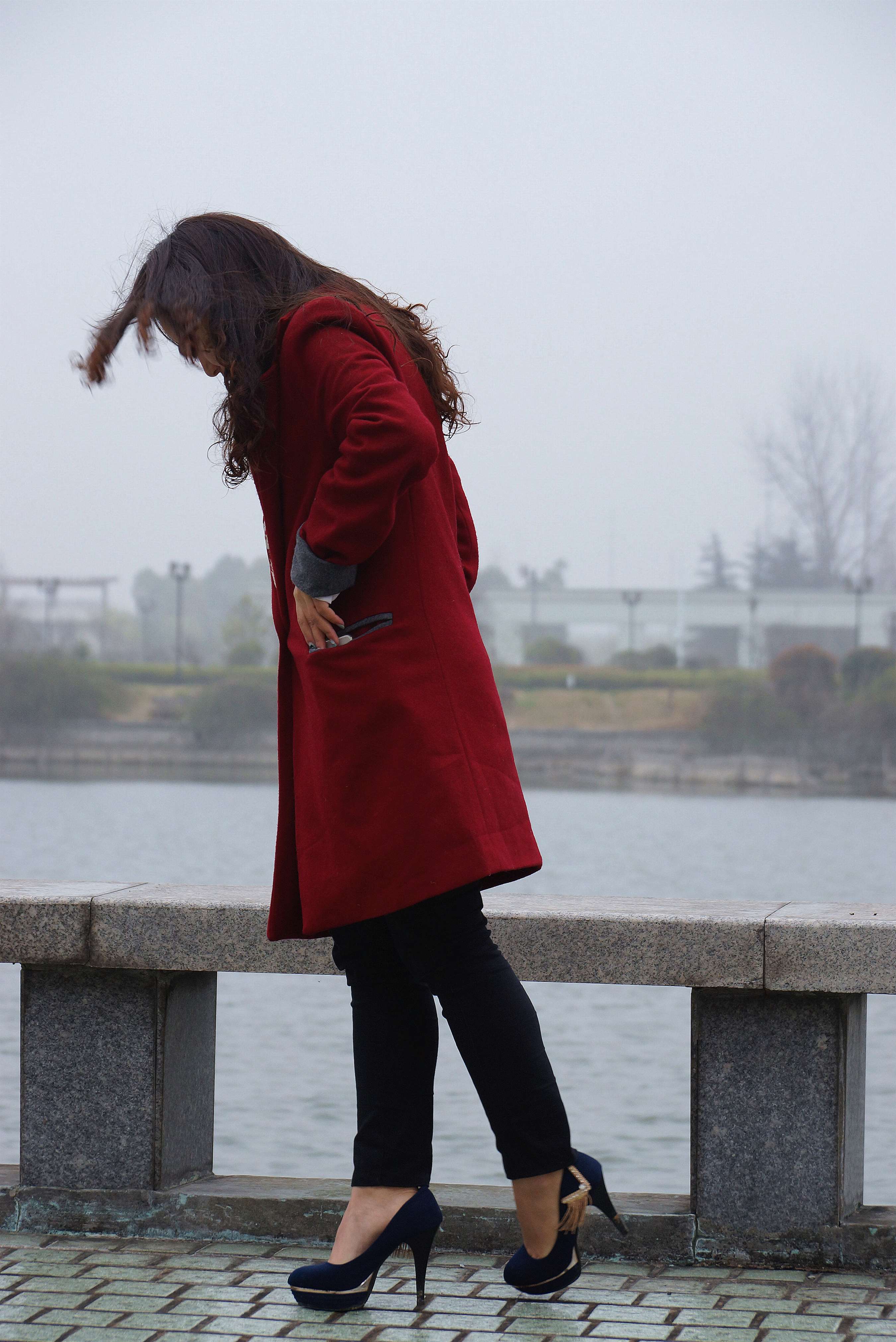 《红衣高跟裸足》作品图