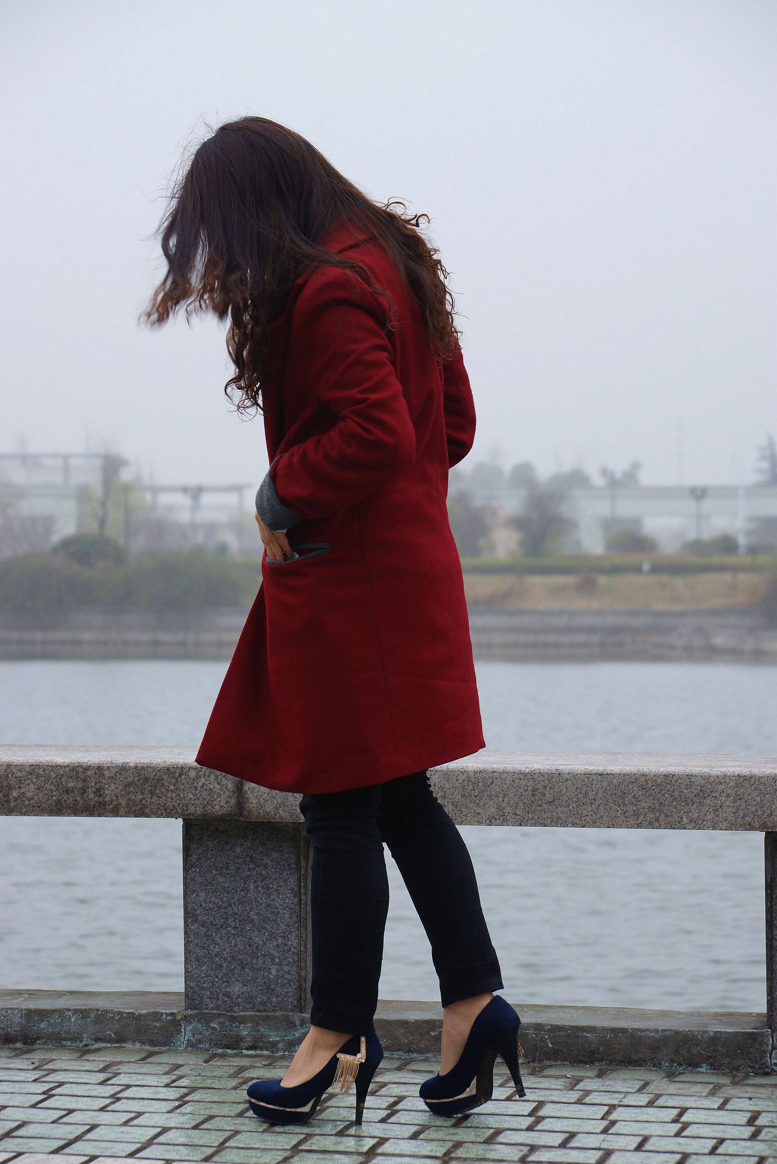 《红衣高跟裸足》作品图