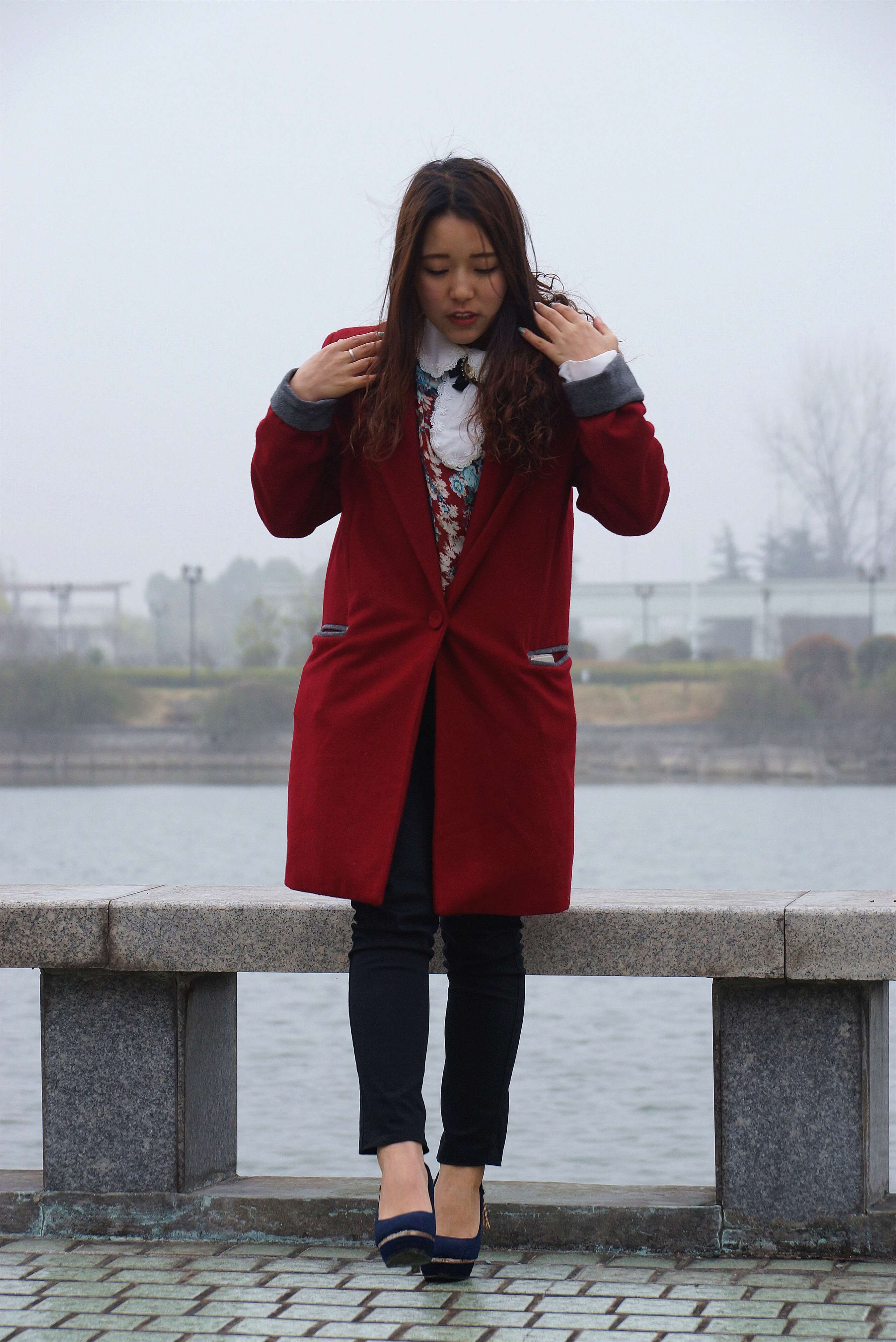 《红衣高跟裸足》作品图