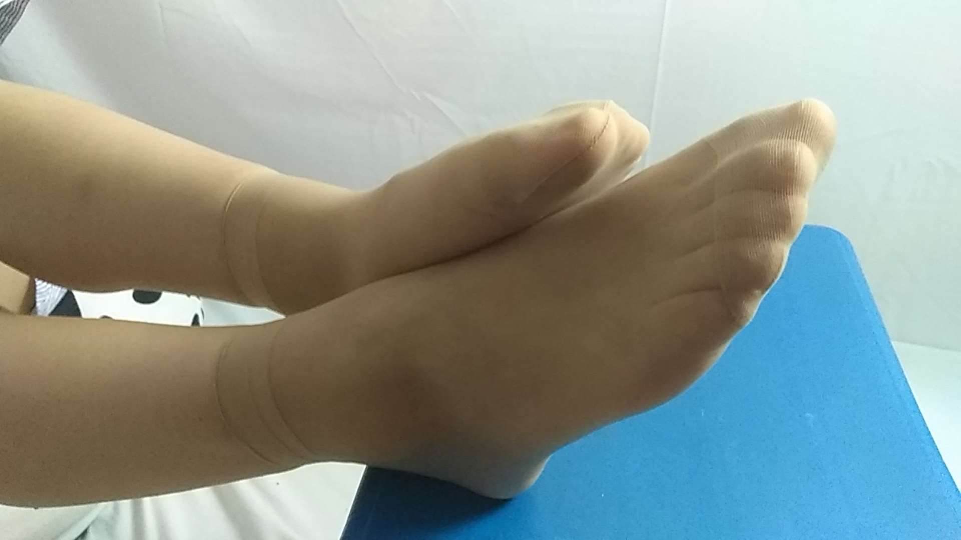 《【视频】眼镜学妹的肉丝脚》作品图