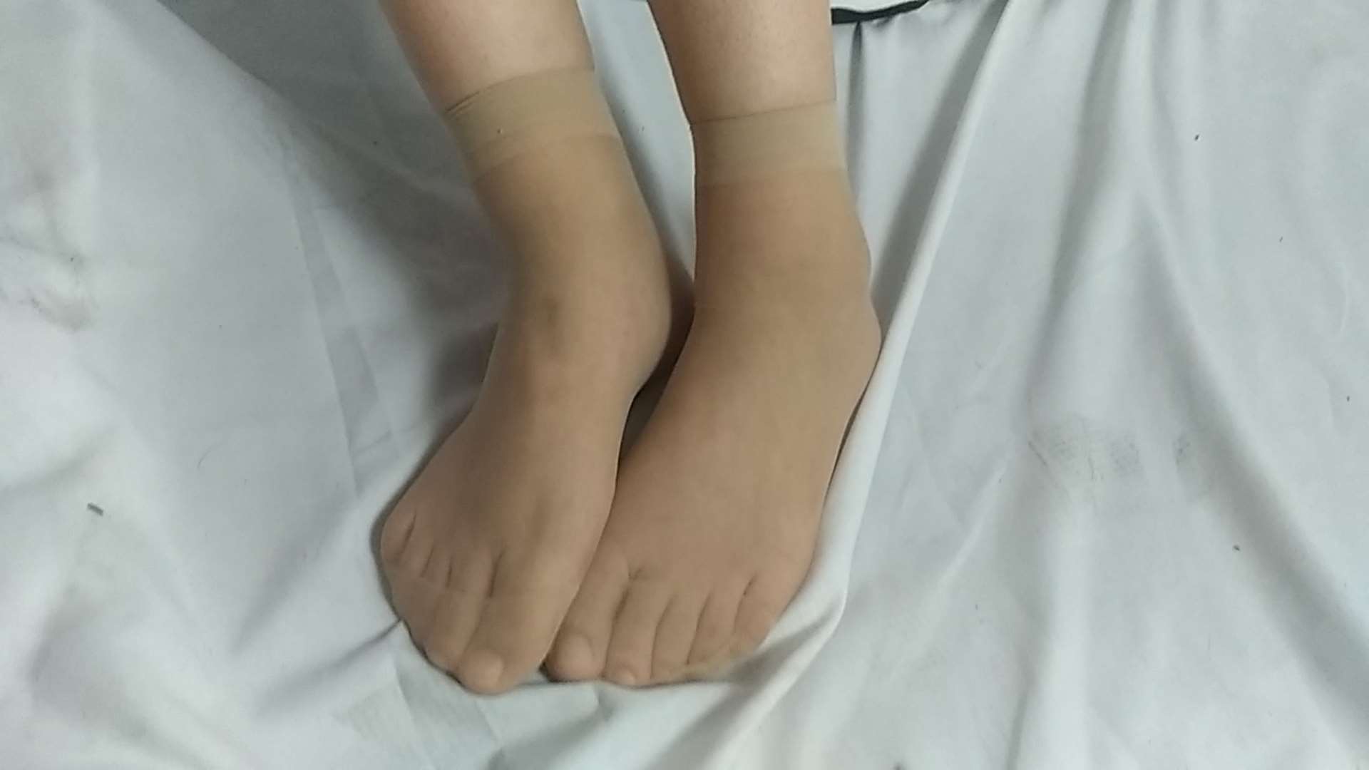 《【视频】眼镜学妹的肉丝脚》作品图